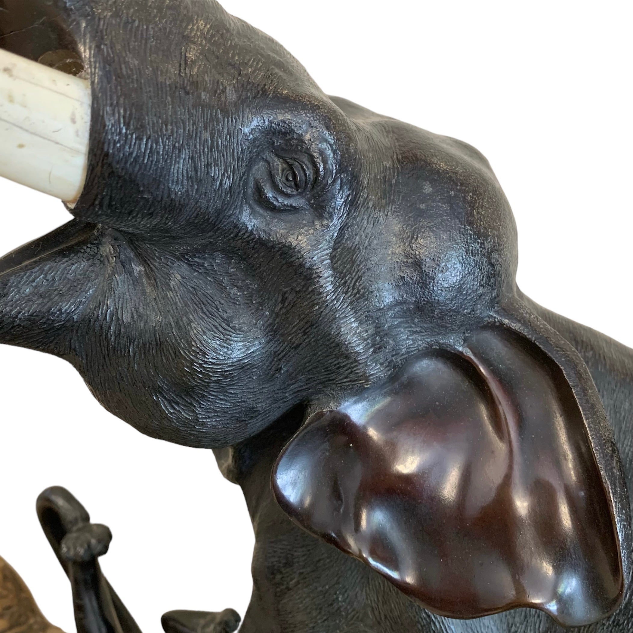 Escultura de elefante y tigres. Bronce japonés Meiji. Año 1890