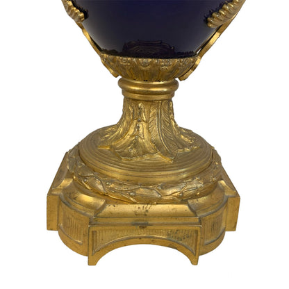 Par de cassolettes franceses azul rey porcelana firmados Sevres Napoleón III. SXIX
