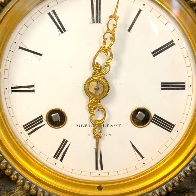 Reloj de marmol negro y bronce. SXIX