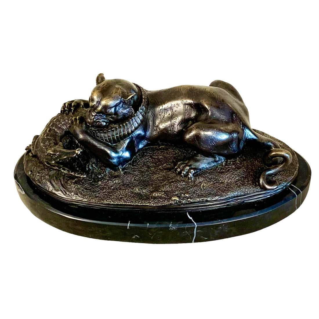 Figura de bronce de pelea de tigre con cocodrilo. SXIX