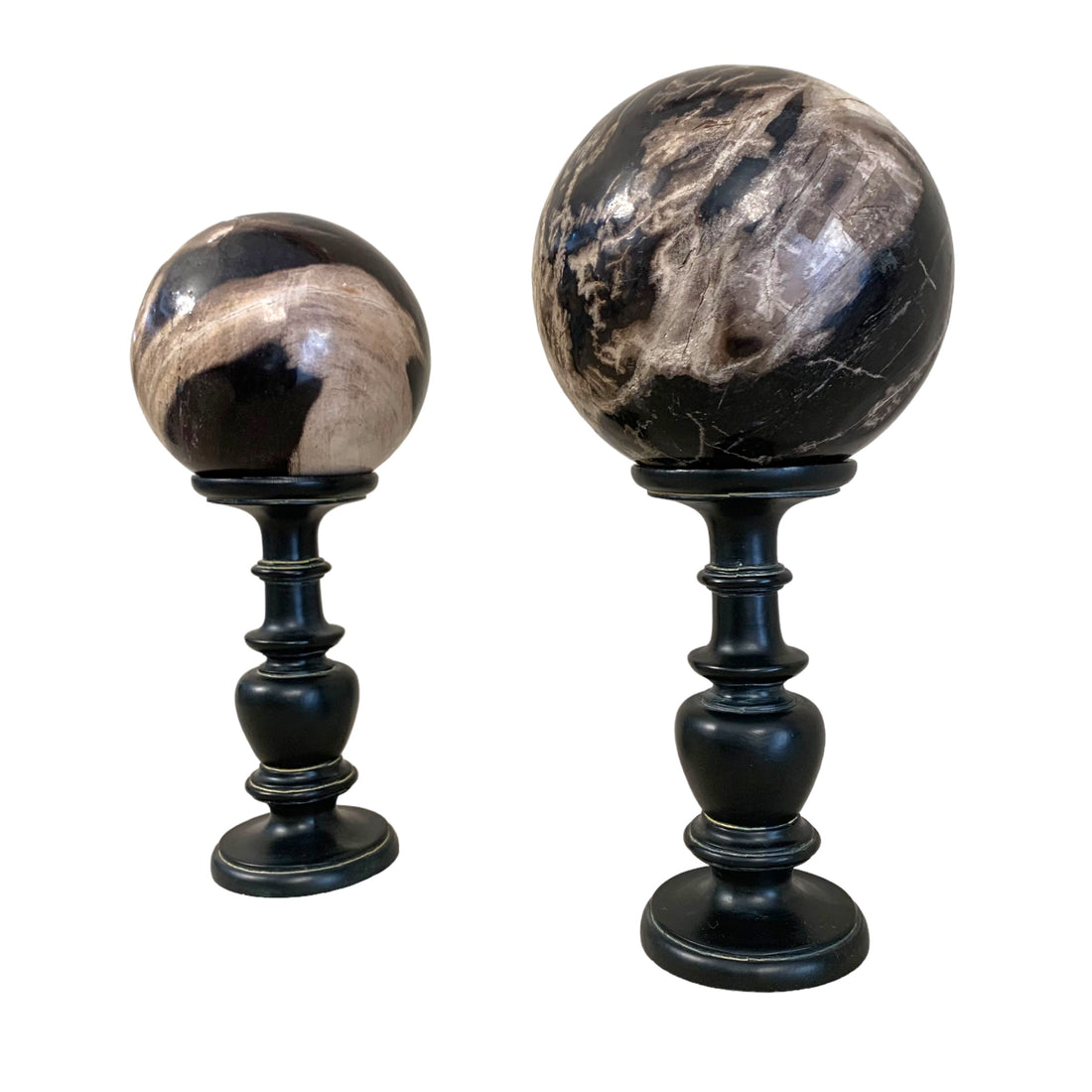Par de bolas de marmol negras veteadas en pedestal. SXX