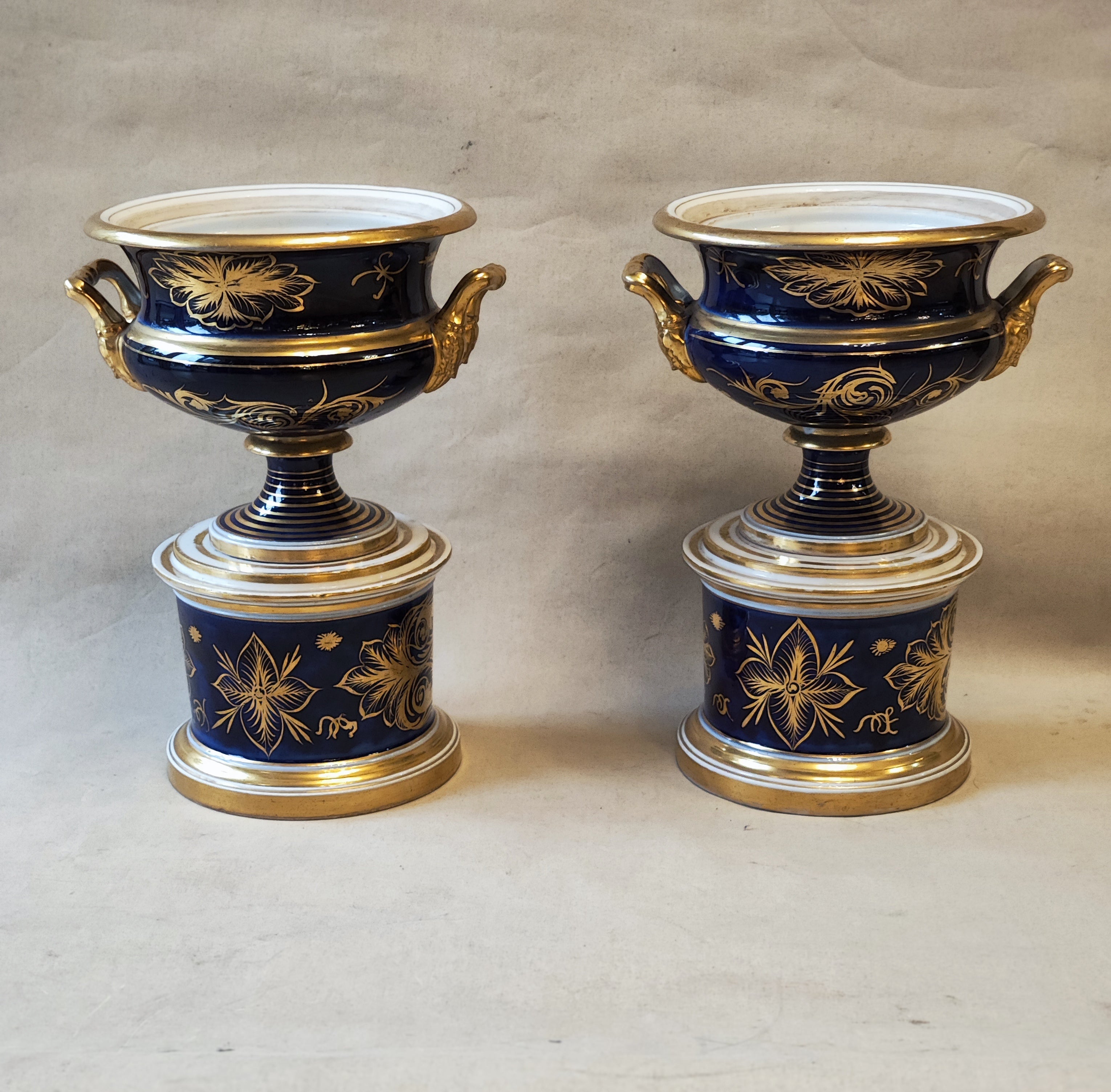 Par de jarrones de porcelana franceses "Viejo París" Año 1814