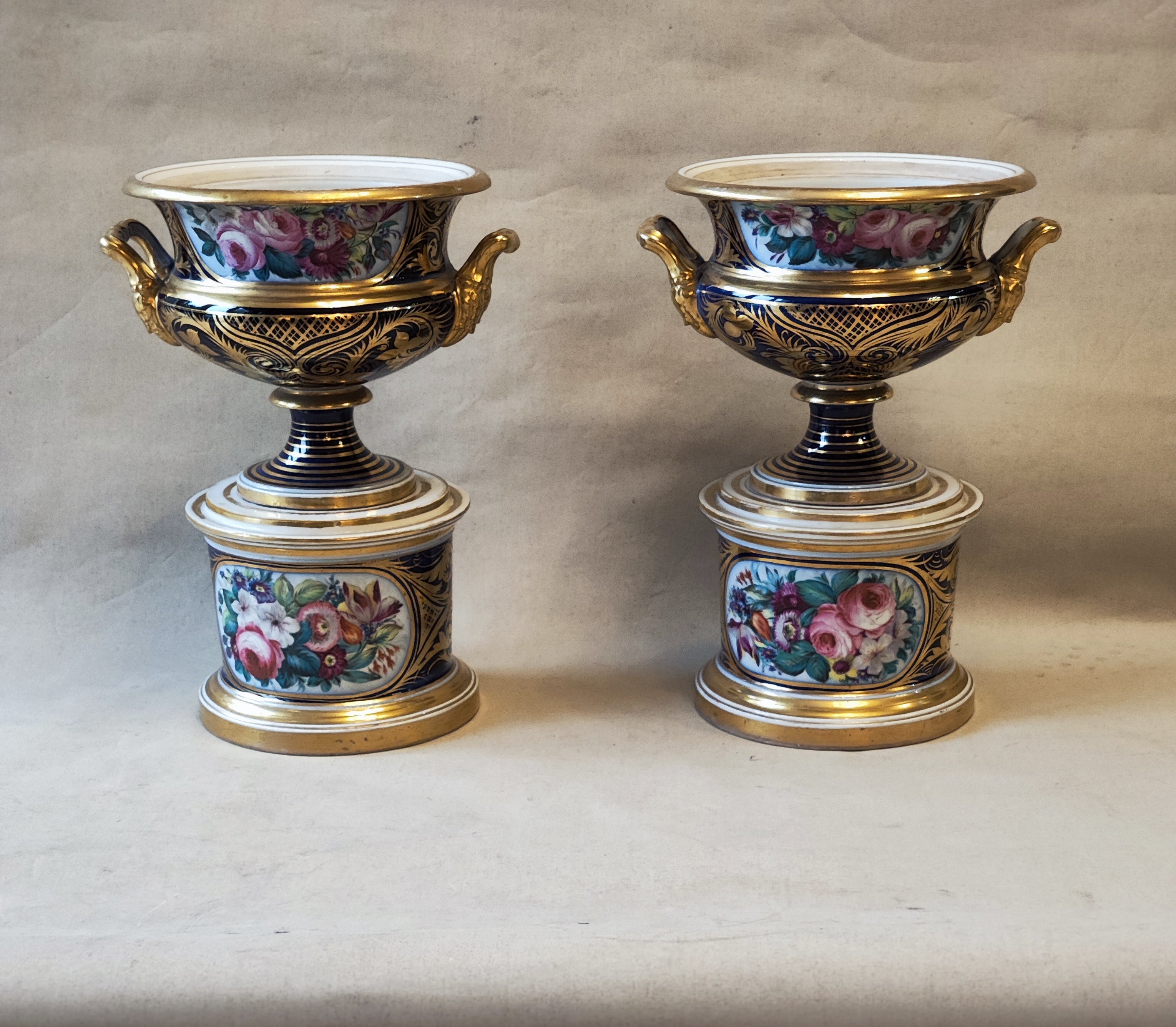 Par de jarrones de porcelana franceses "Viejo París" Año 1814