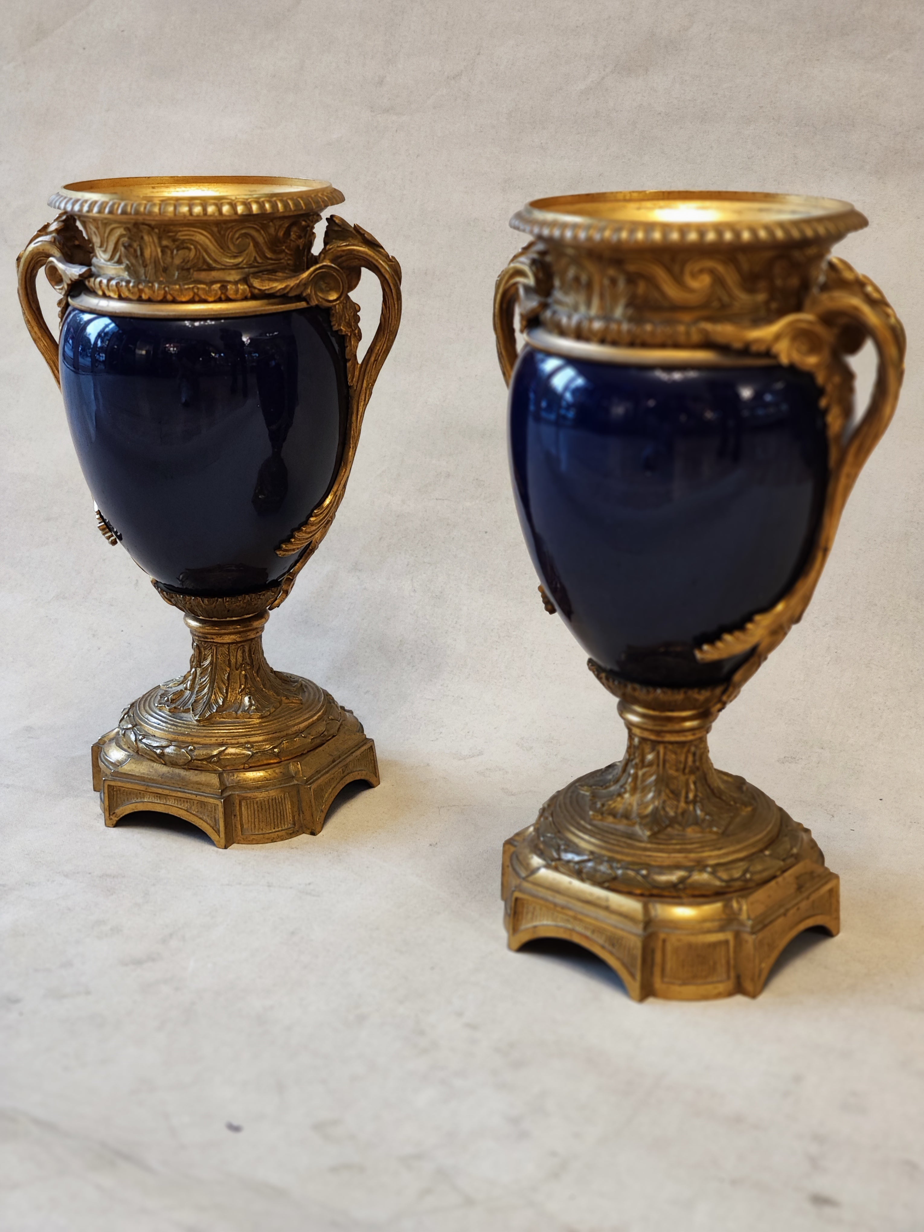 Par de cassolettes franceses azul rey porcelana firmados Sevres Napoleón III. SXIX