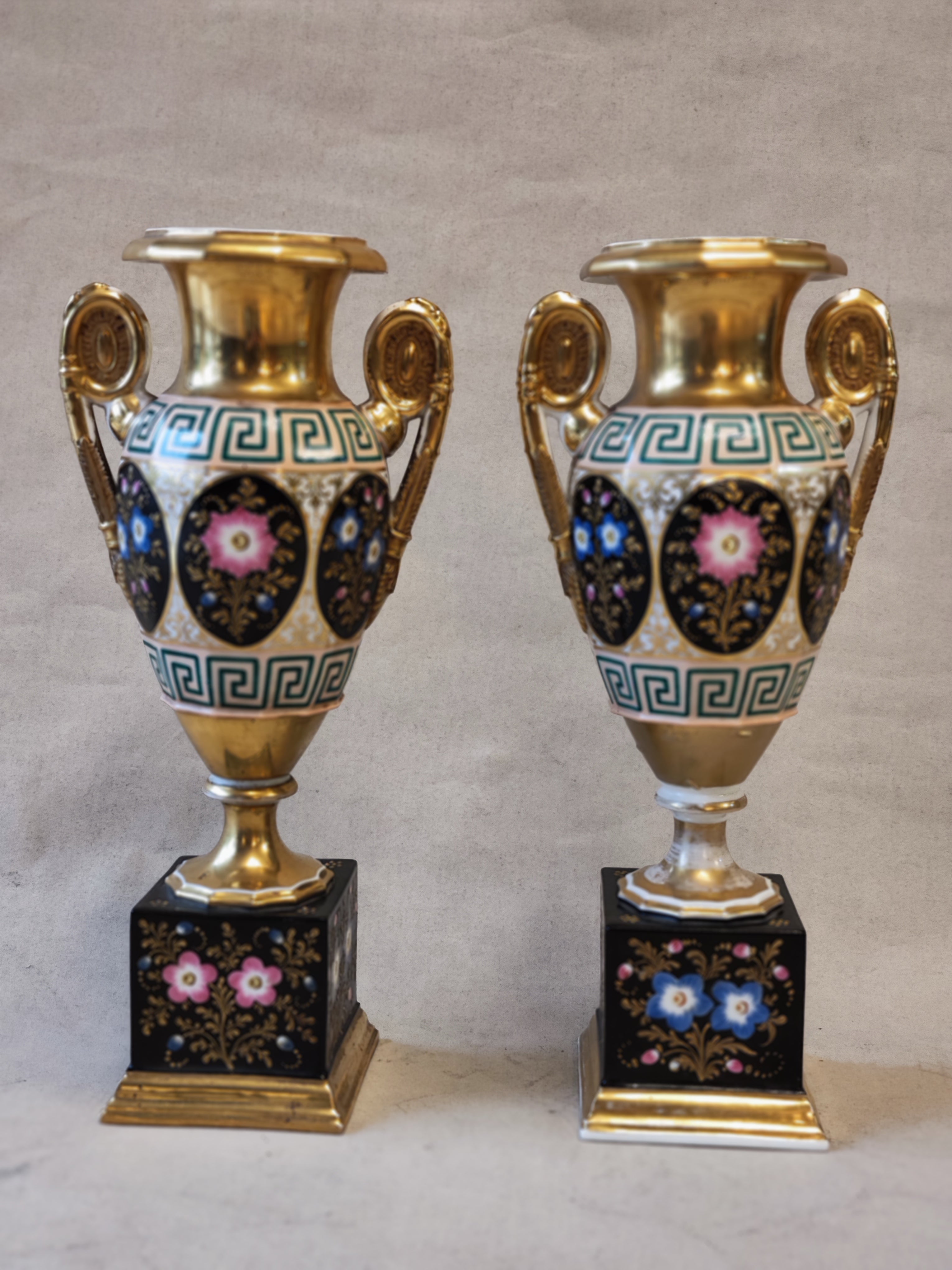Par de copones franceses de Porcelana "Viejo París". SXIX