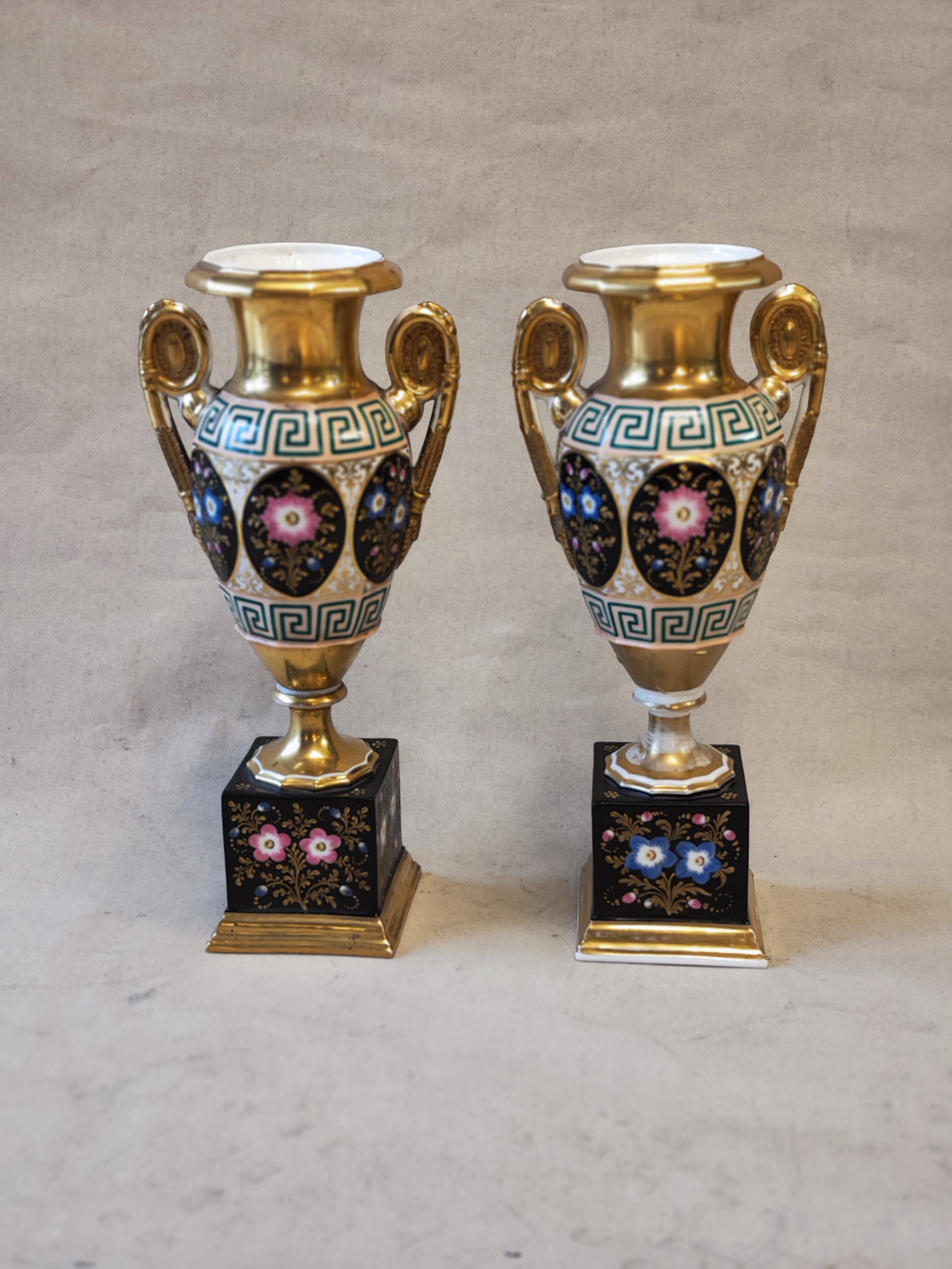 Par de copones franceses de Porcelana "Viejo París". SXIX