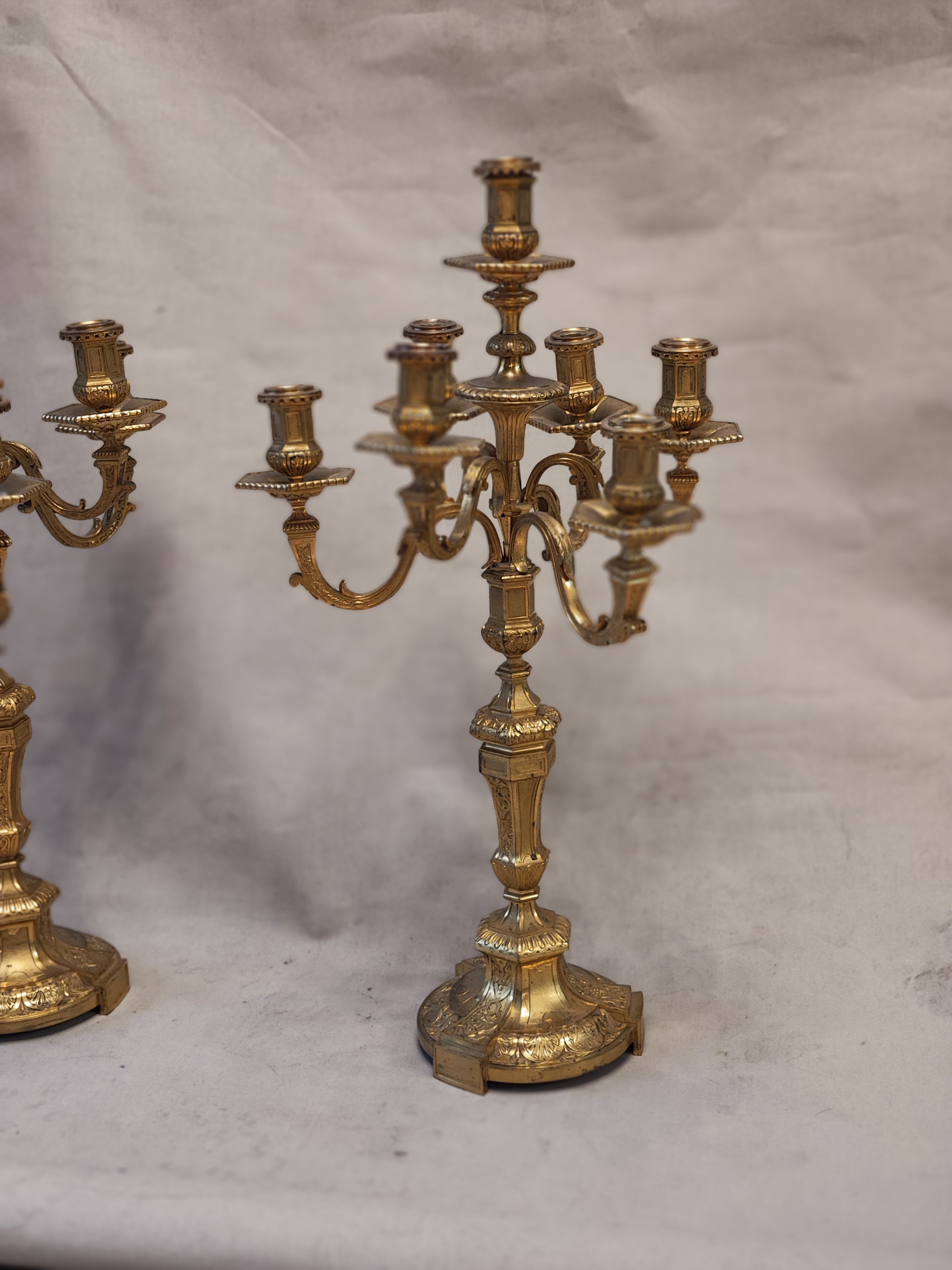 Gran par de candelabros franceses de bronce época Napoleón III. SXIX