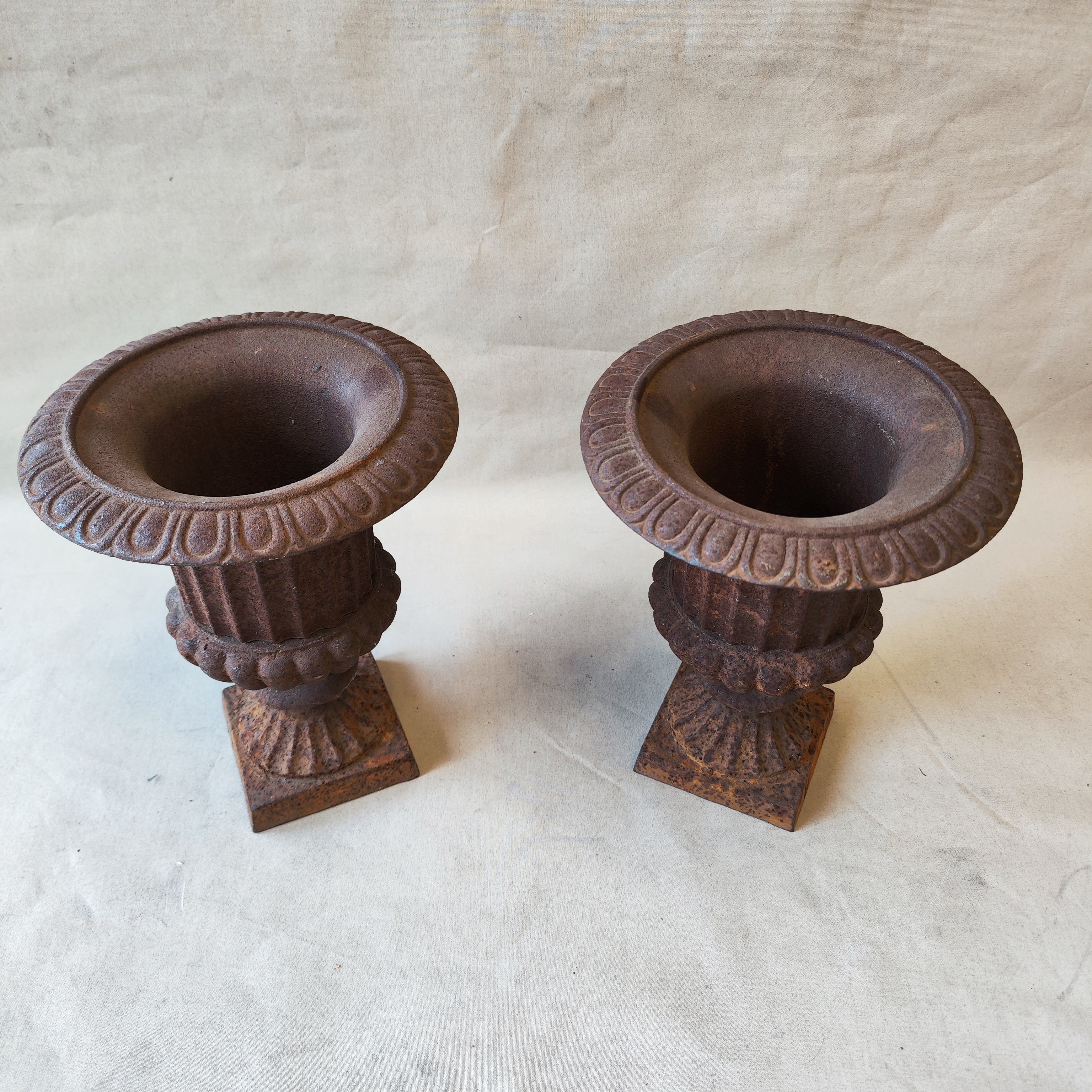 Par de copones de fierro fundido. Francia. SXIX