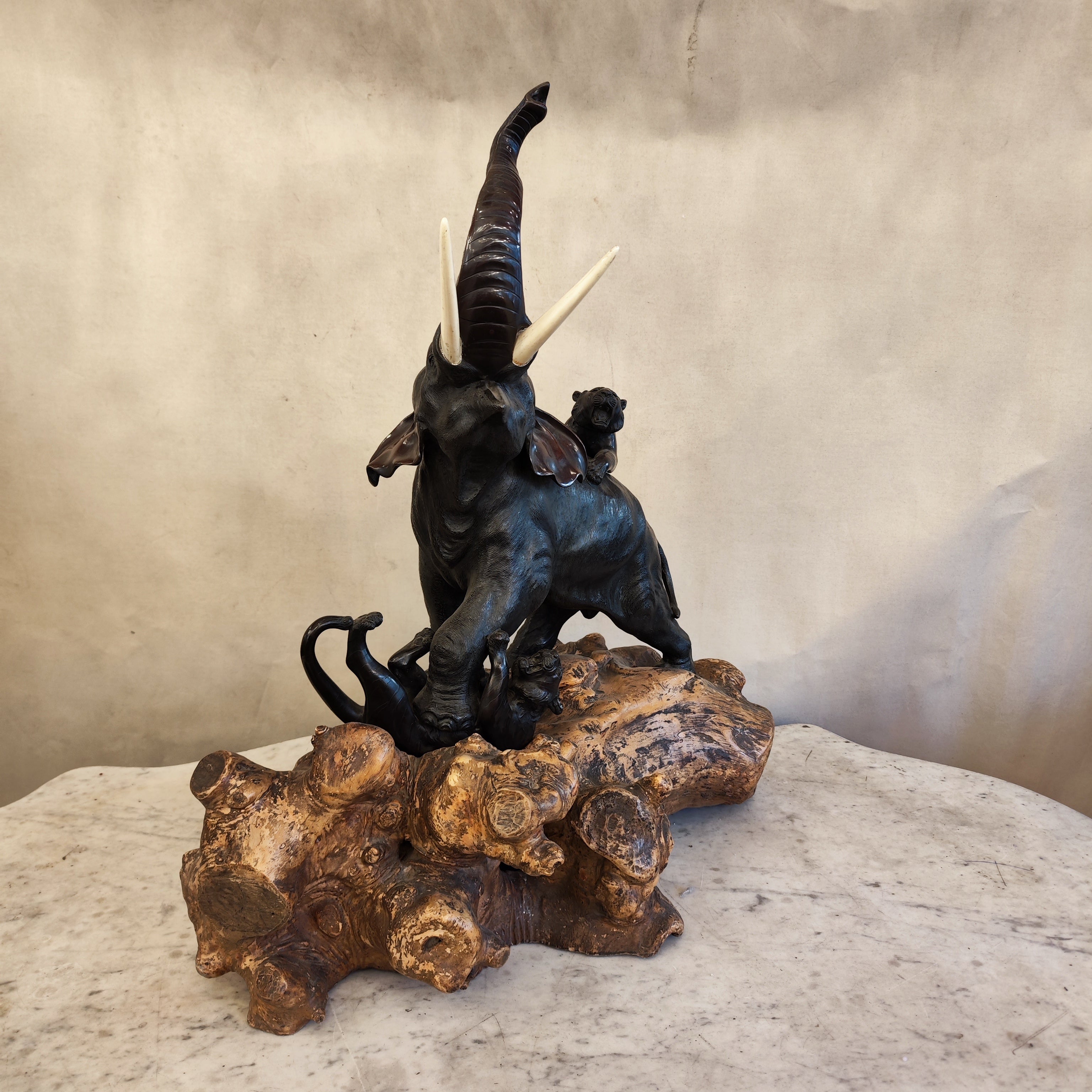 Escultura de elefante y tigres. Bronce japonés Meiji. Año 1890