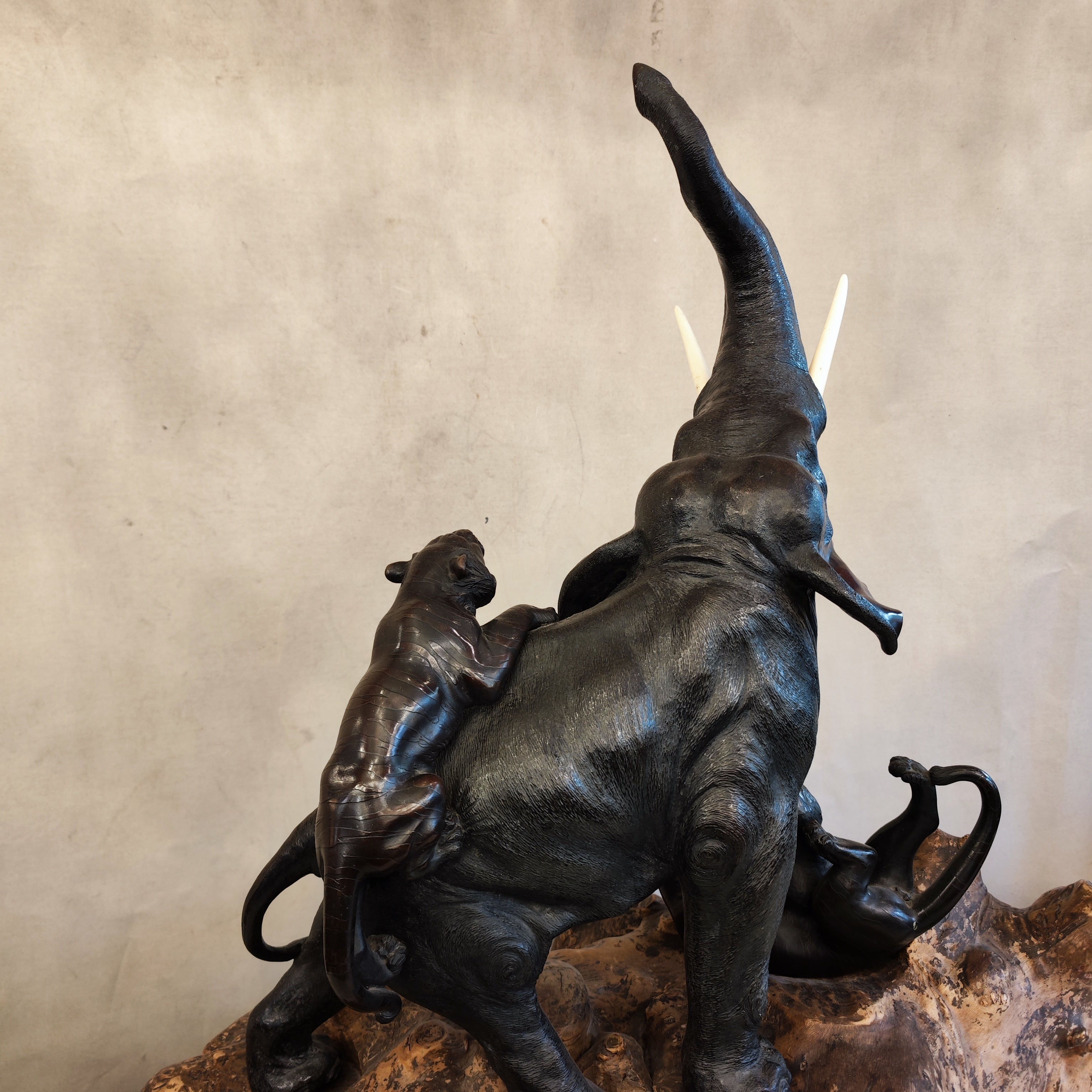 Escultura de elefante y tigres. Bronce japonés Meiji. Año 1890