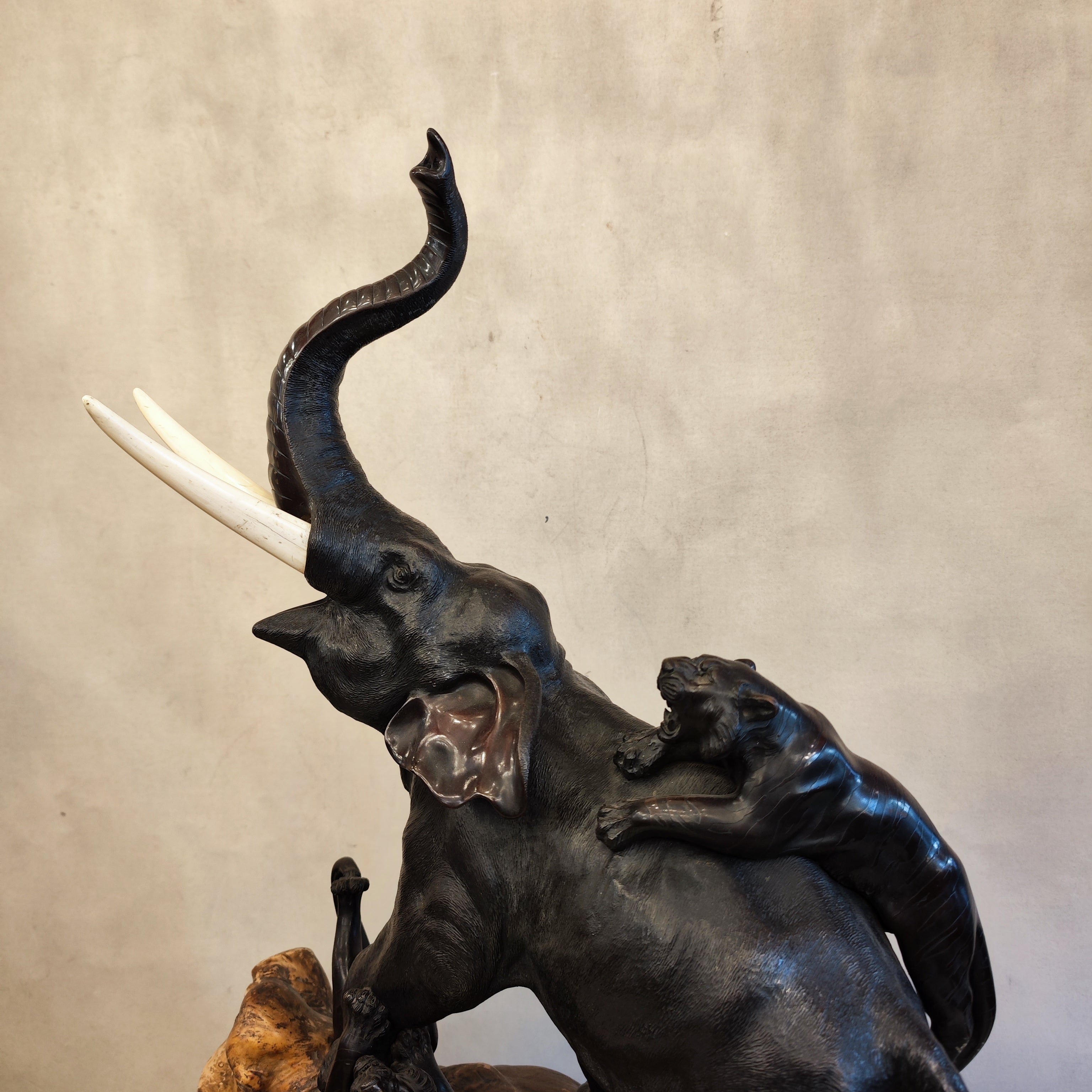 Escultura de elefante y tigres. Bronce japonés Meiji. Año 1890