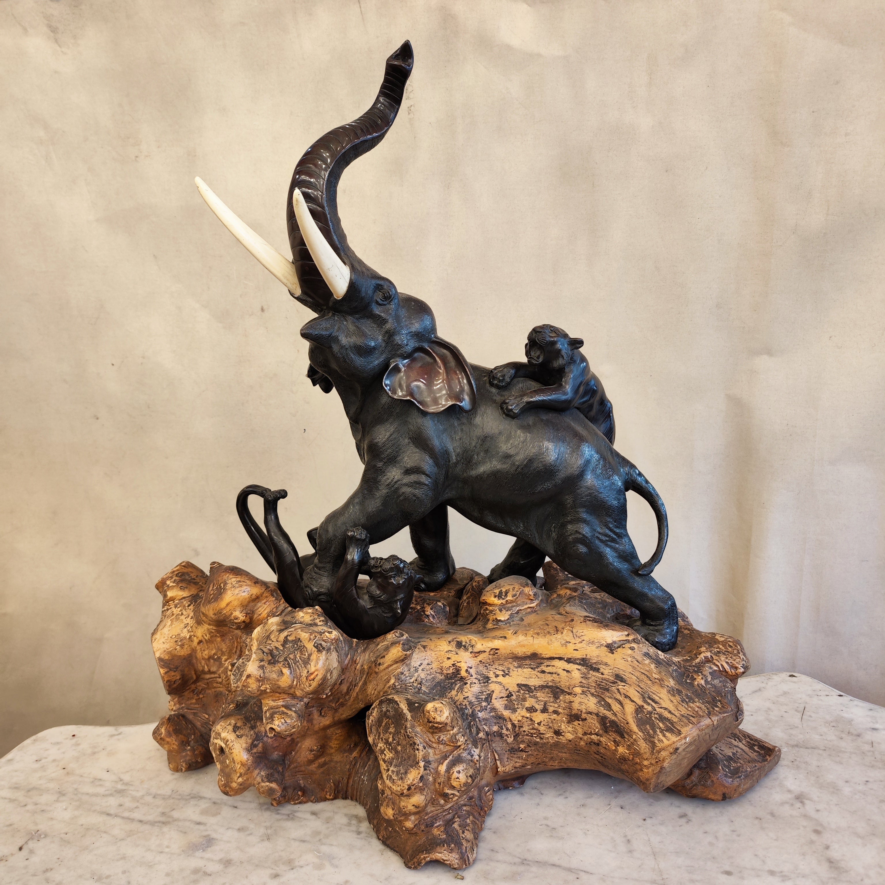 Escultura de elefante y tigres. Bronce japonés Meiji. Año 1890