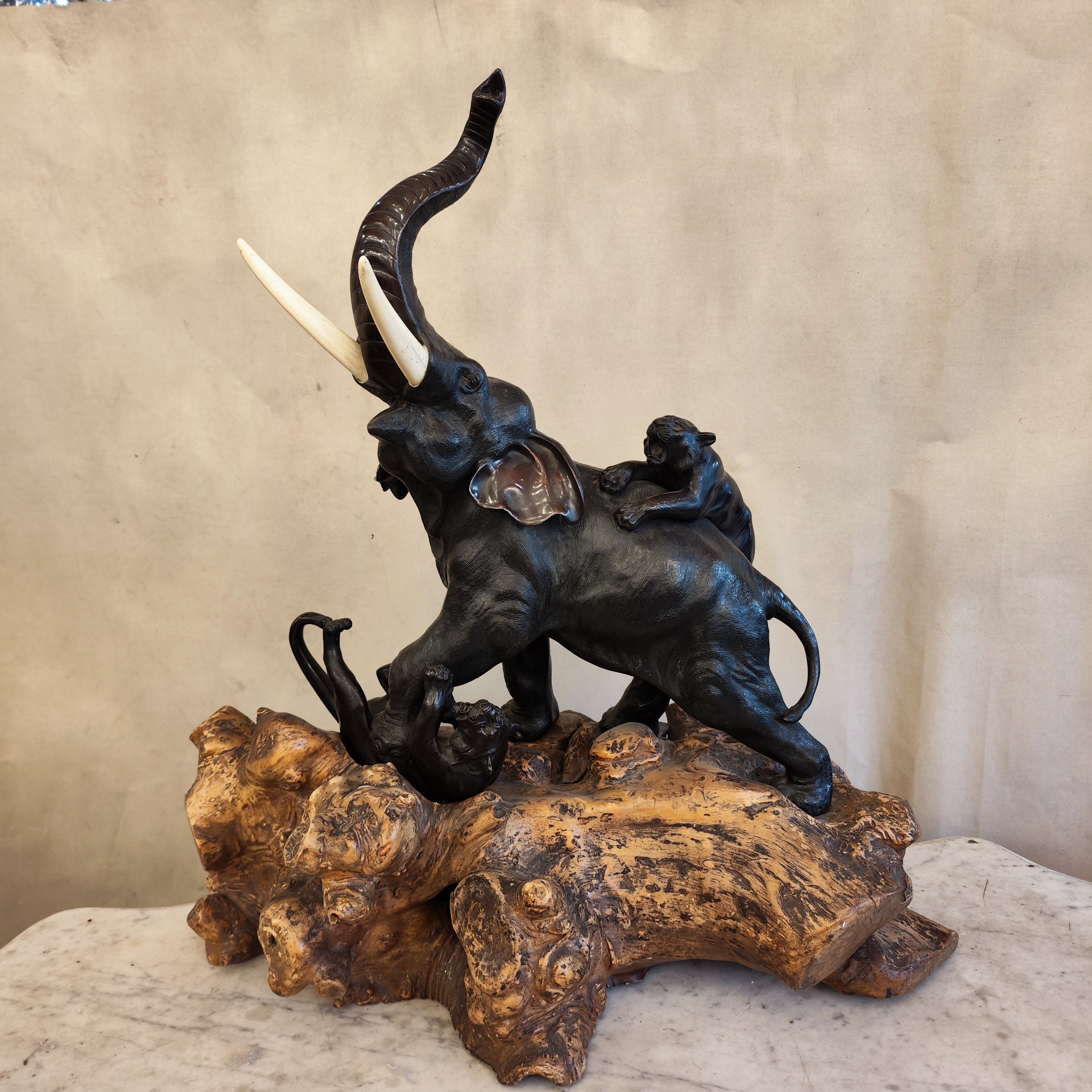 Escultura de elefante y tigres. Bronce japonés Meiji. Año 1890