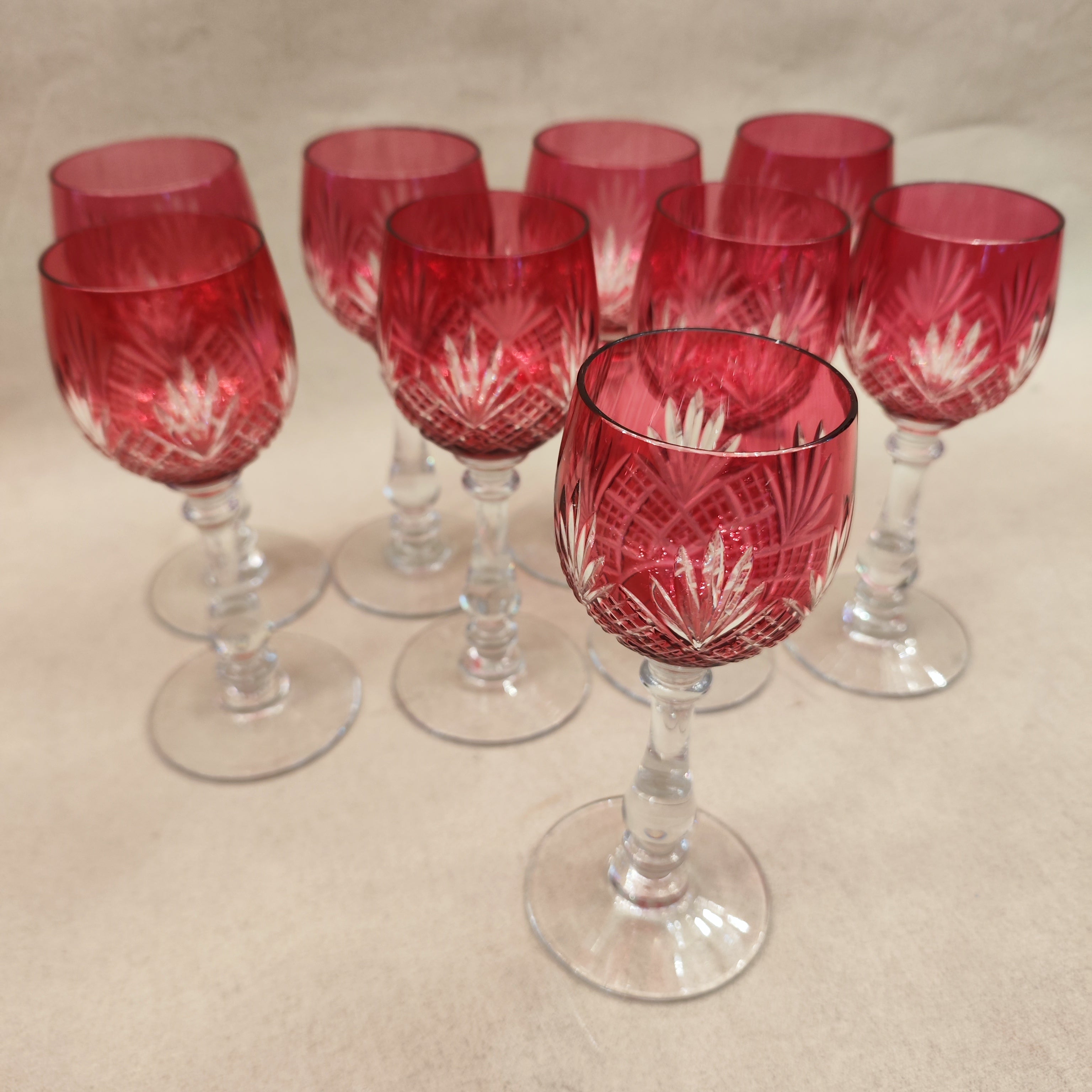 Juego de 9 copas Checas color rosa fuerte. SXX