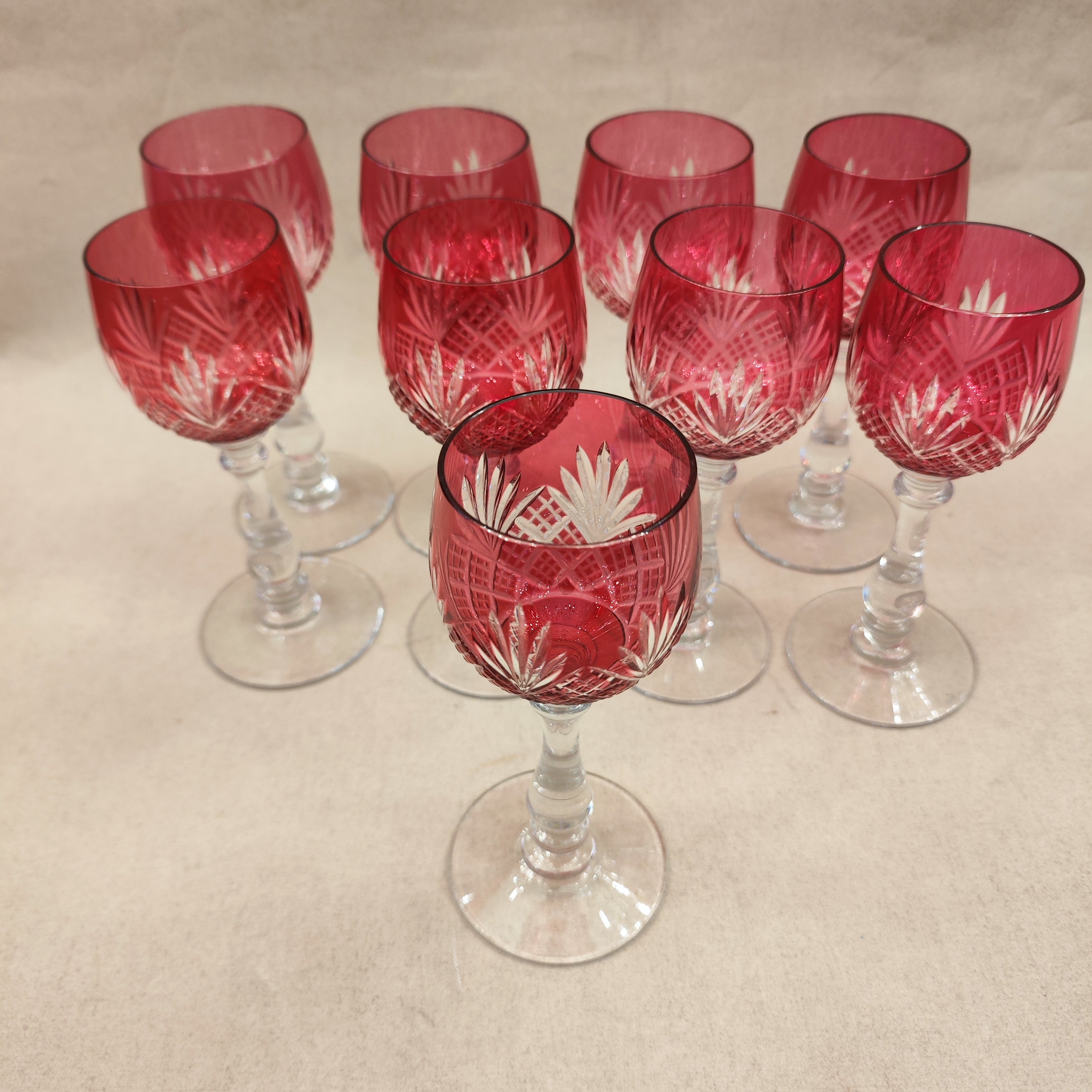 Juego de 9 copas Checas color rosa fuerte. SXX