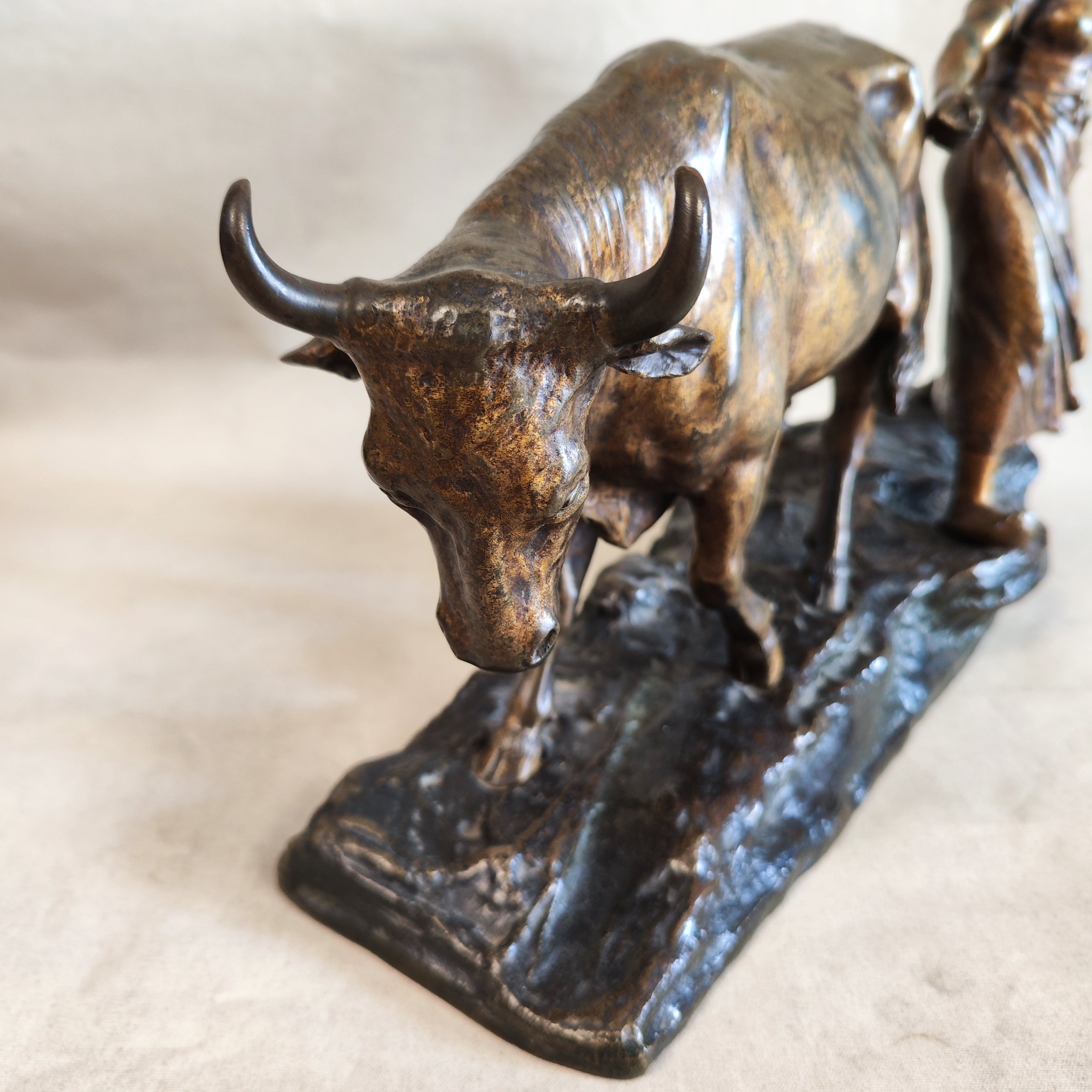 Bronce campesina y toro. Edouard Drouot (1859-1945) Francia