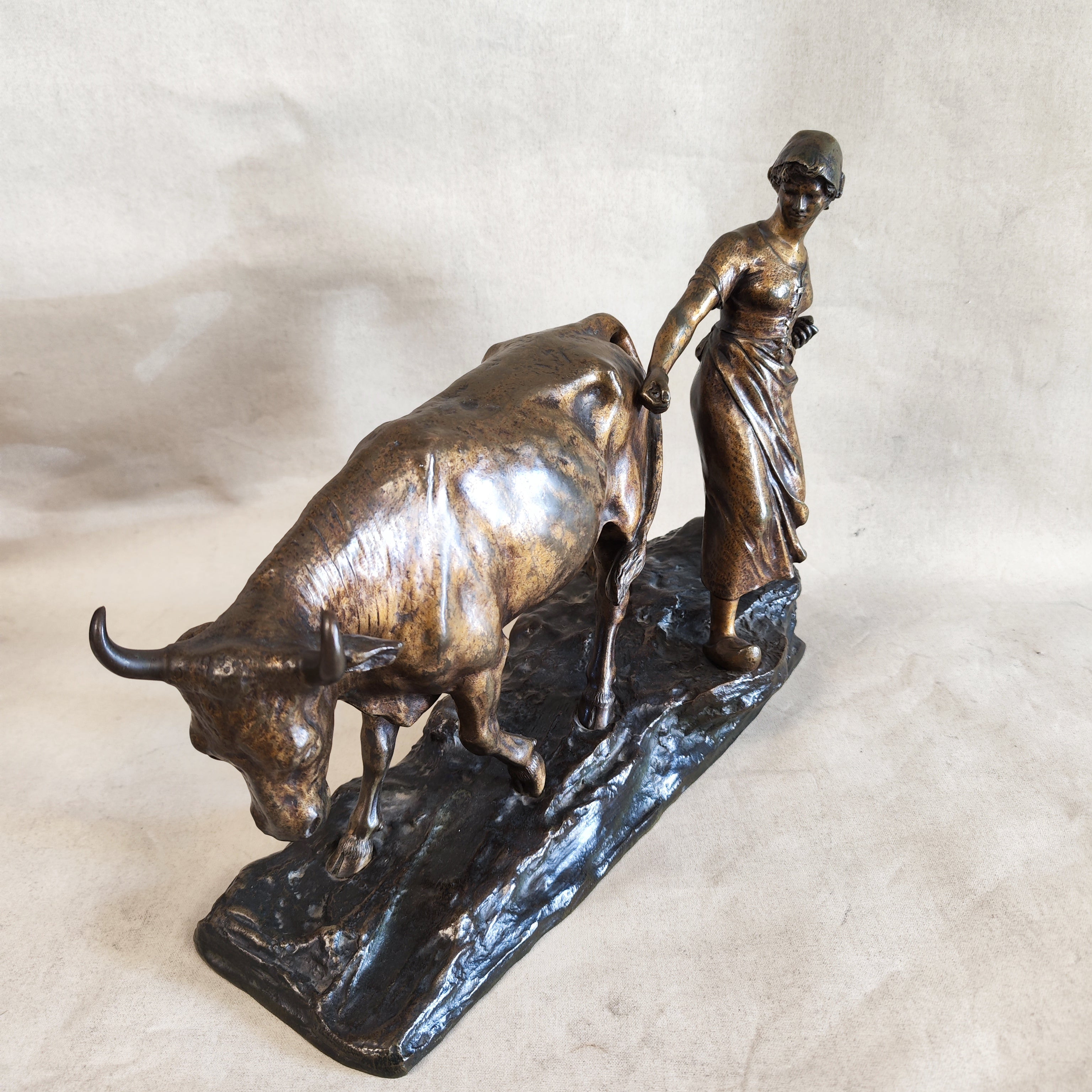 Bronce campesina y toro. Edouard Drouot (1859-1945) Francia