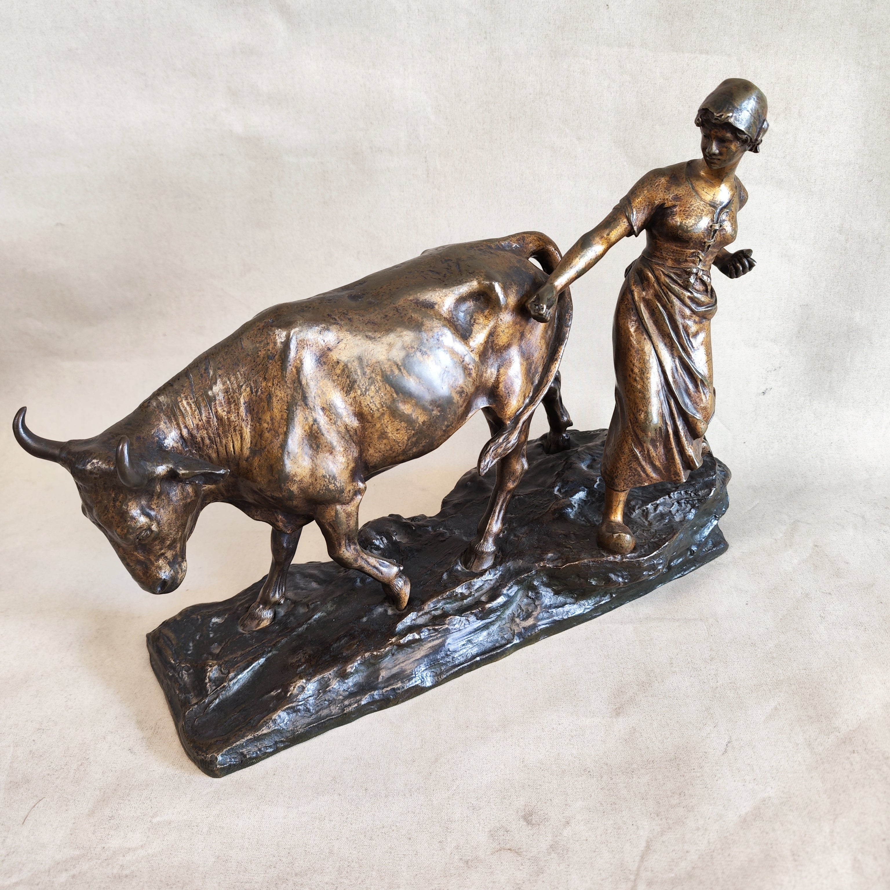 Bronce campesina y toro. Edouard Drouot (1859-1945) Francia