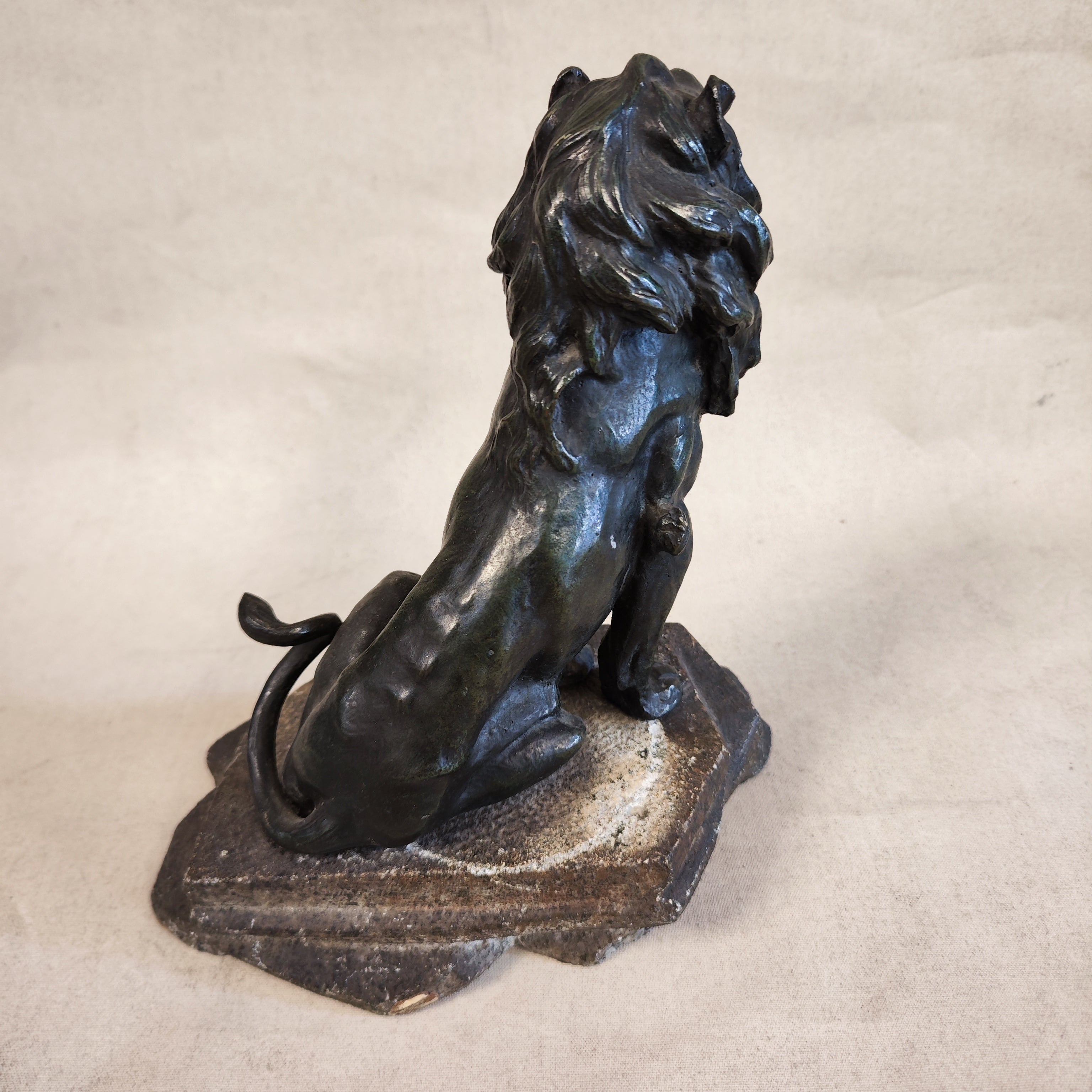 Leon de bronce firmado Leon Bureau (1866-1906). Francia