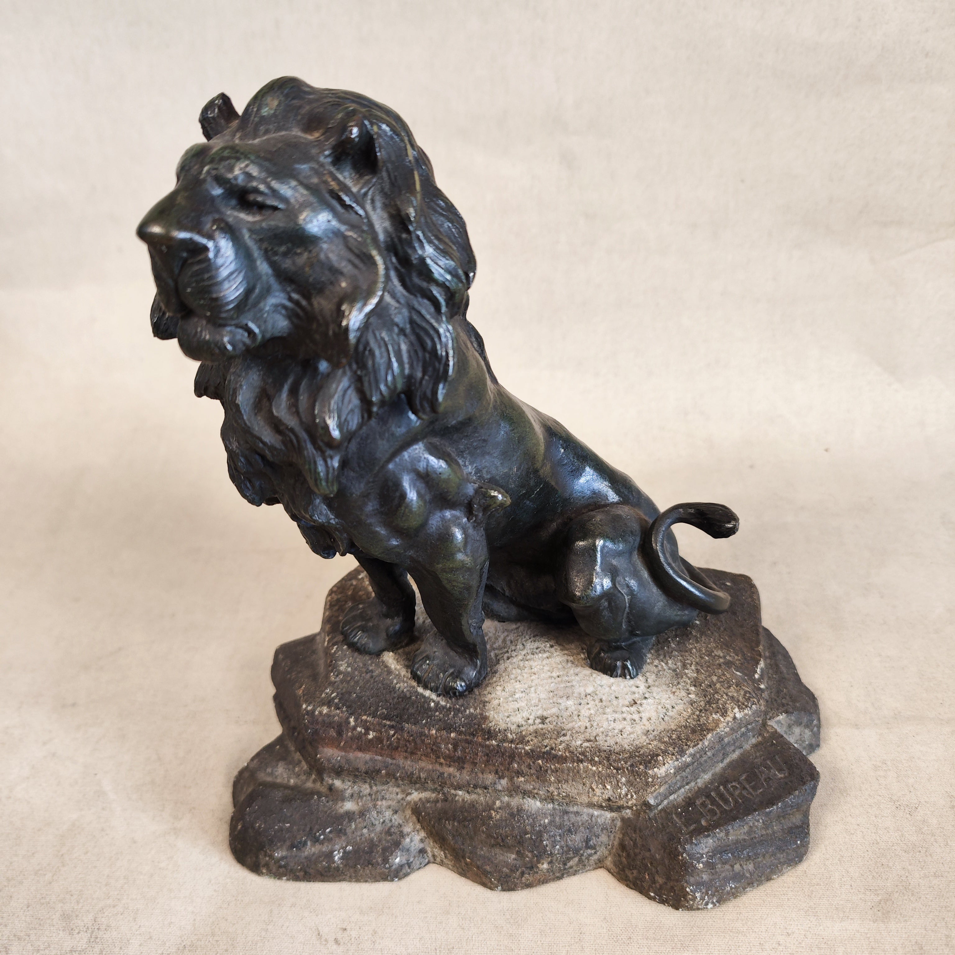 Leon de bronce firmado Leon Bureau (1866-1906). Francia