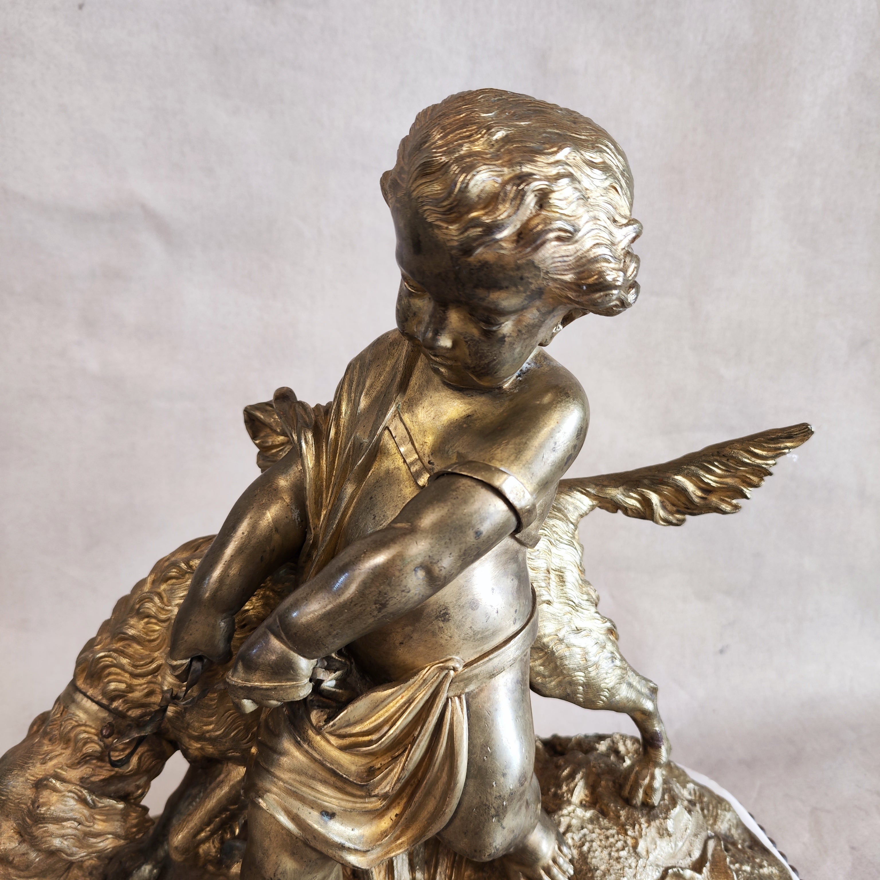 Bronce francés de niño sujetando perro. SXIX