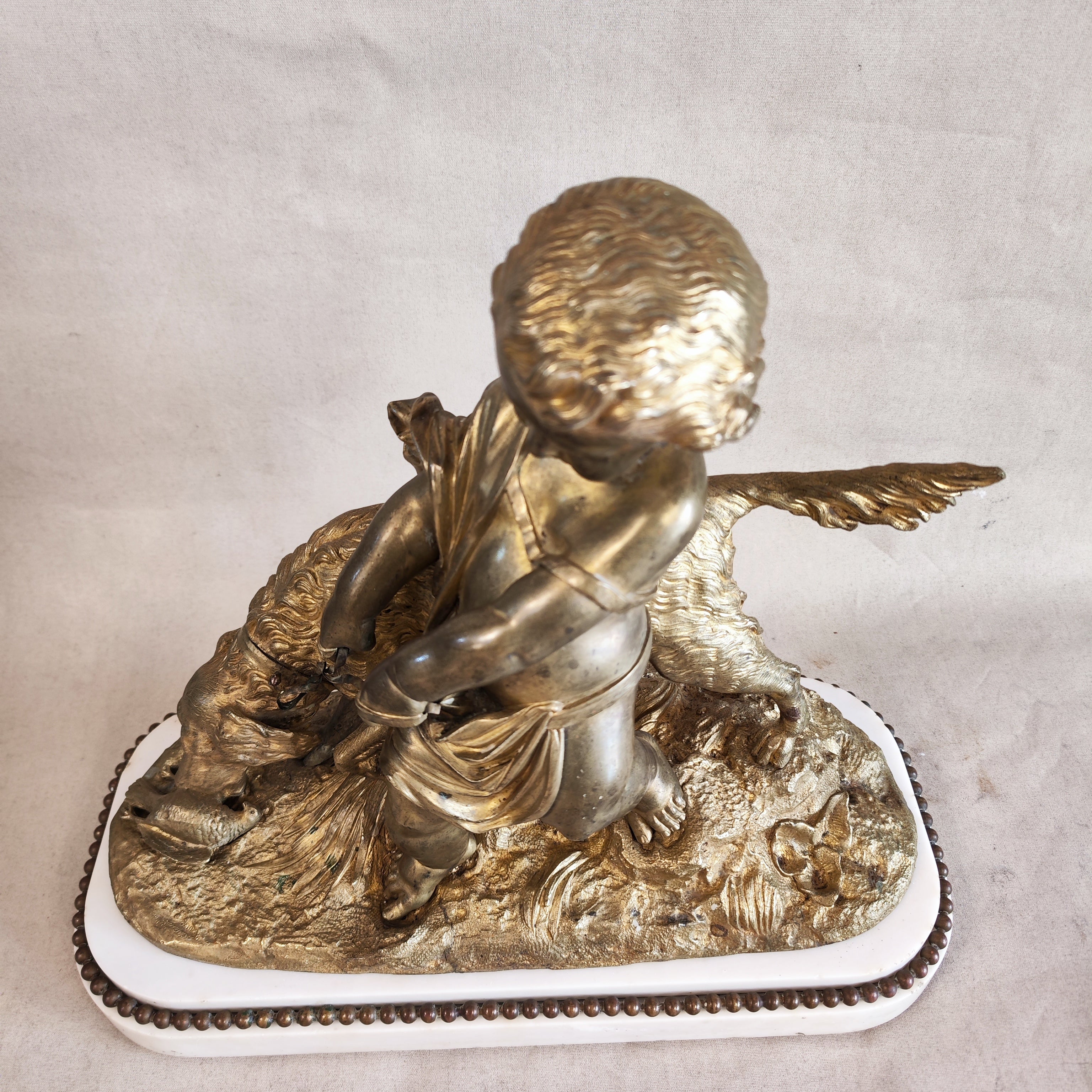 Bronce francés de niño sujetando perro. SXIX
