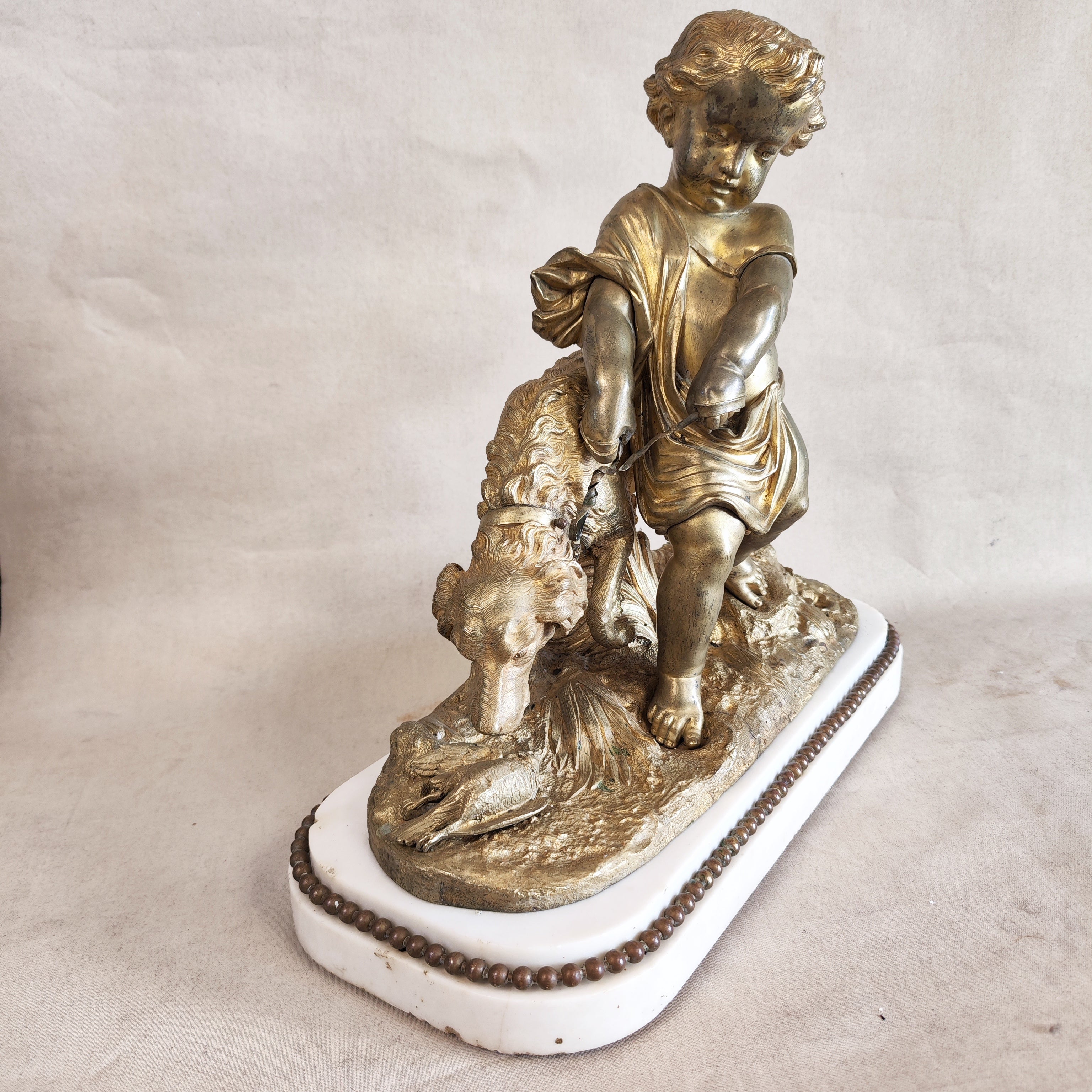 Bronce francés de niño sujetando perro. SXIX