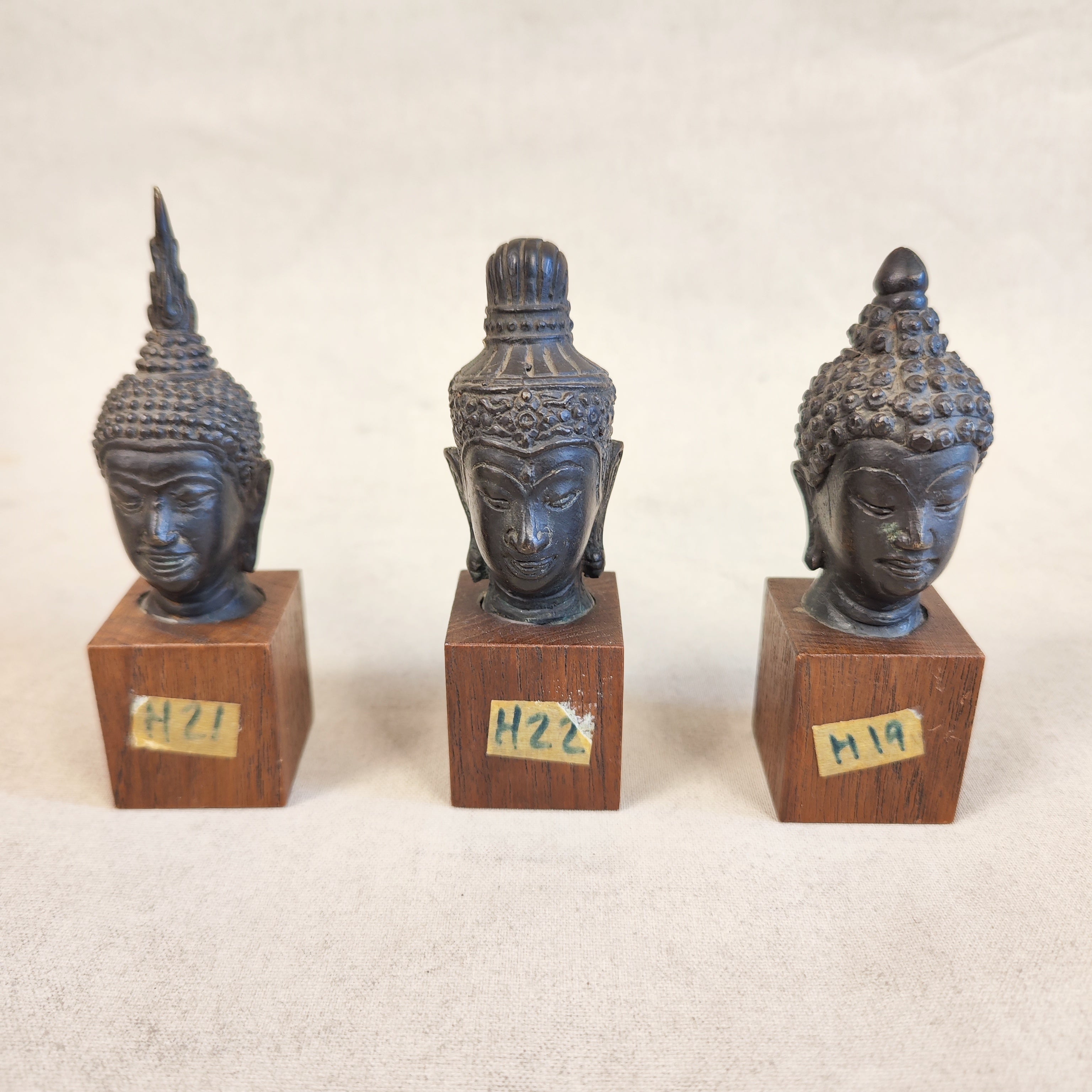 Esculturas en bronce fundido de busto tailandes. SXVIII