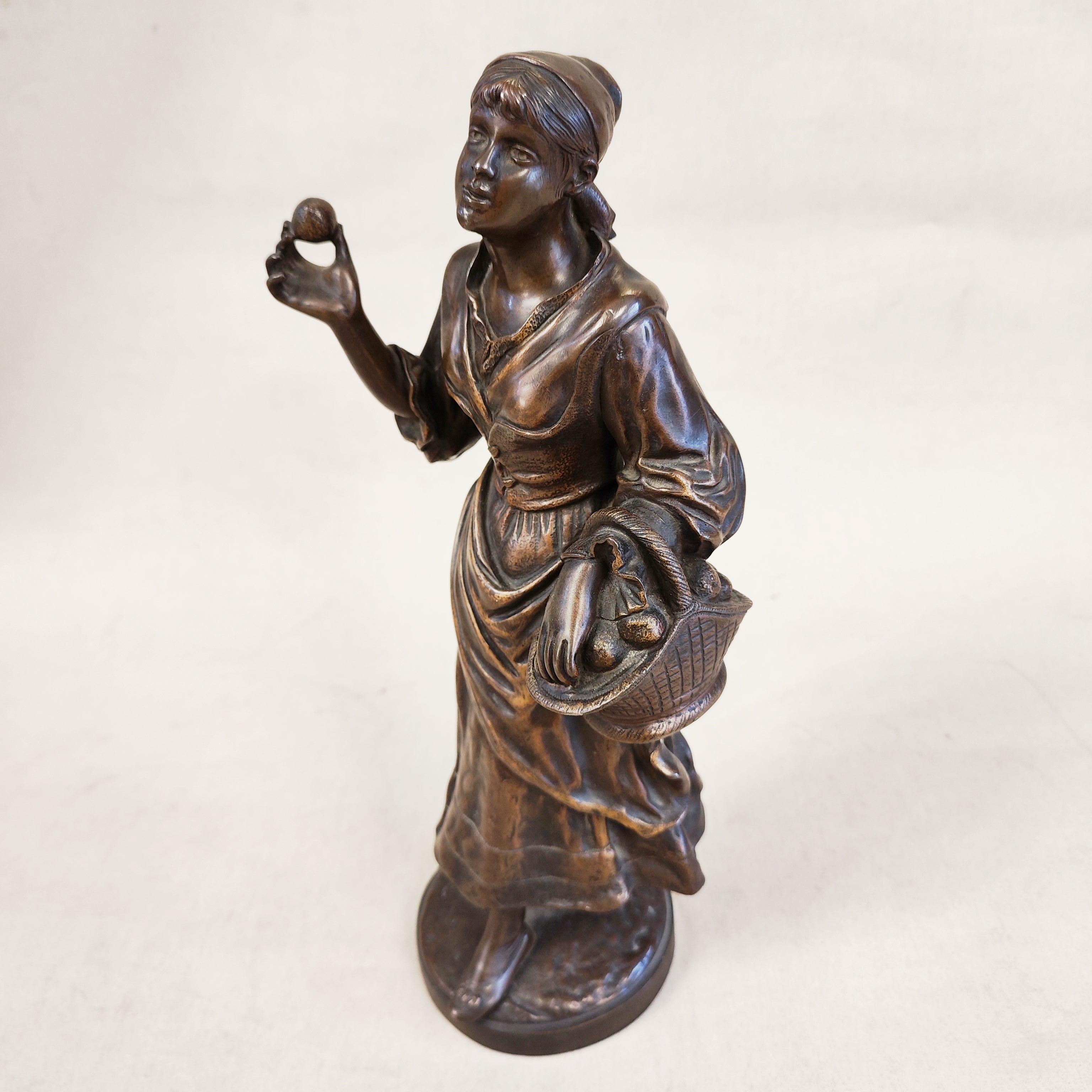 Escultura bronce de una campensina firmada E. Drouot. Francia SXIX