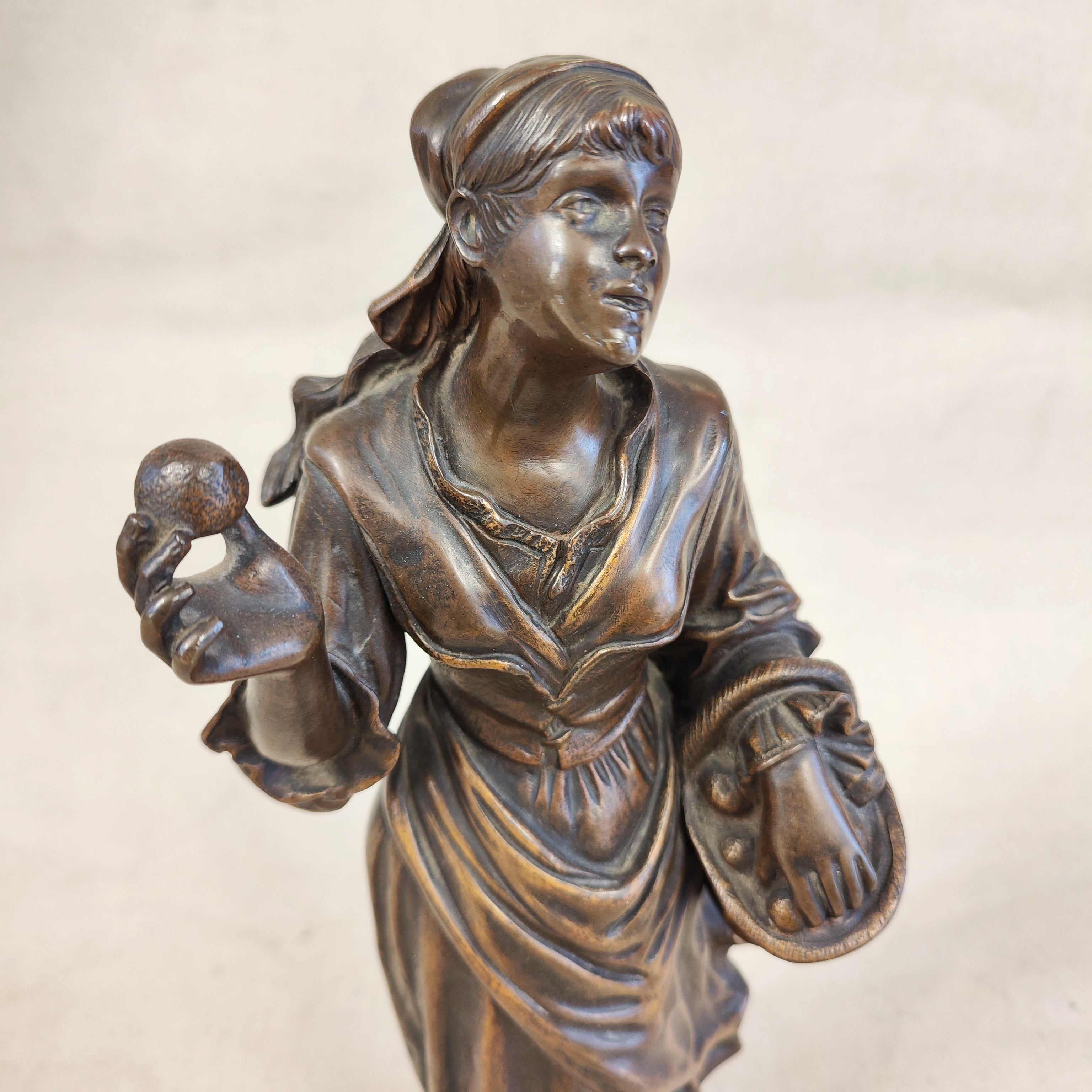 Escultura bronce de una campensina firmada E. Drouot. Francia SXIX