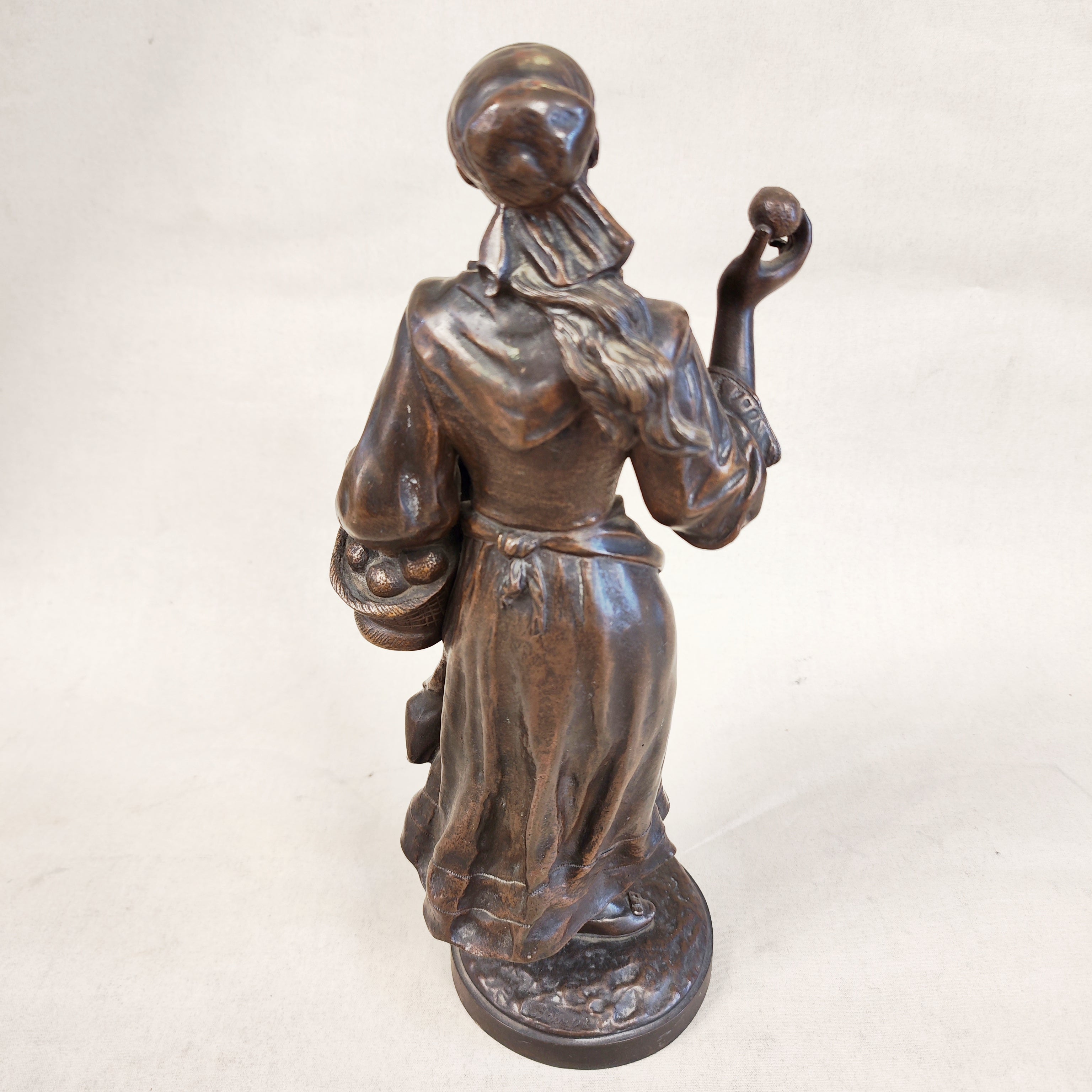 Escultura bronce de una campensina firmada E. Drouot. Francia SXIX