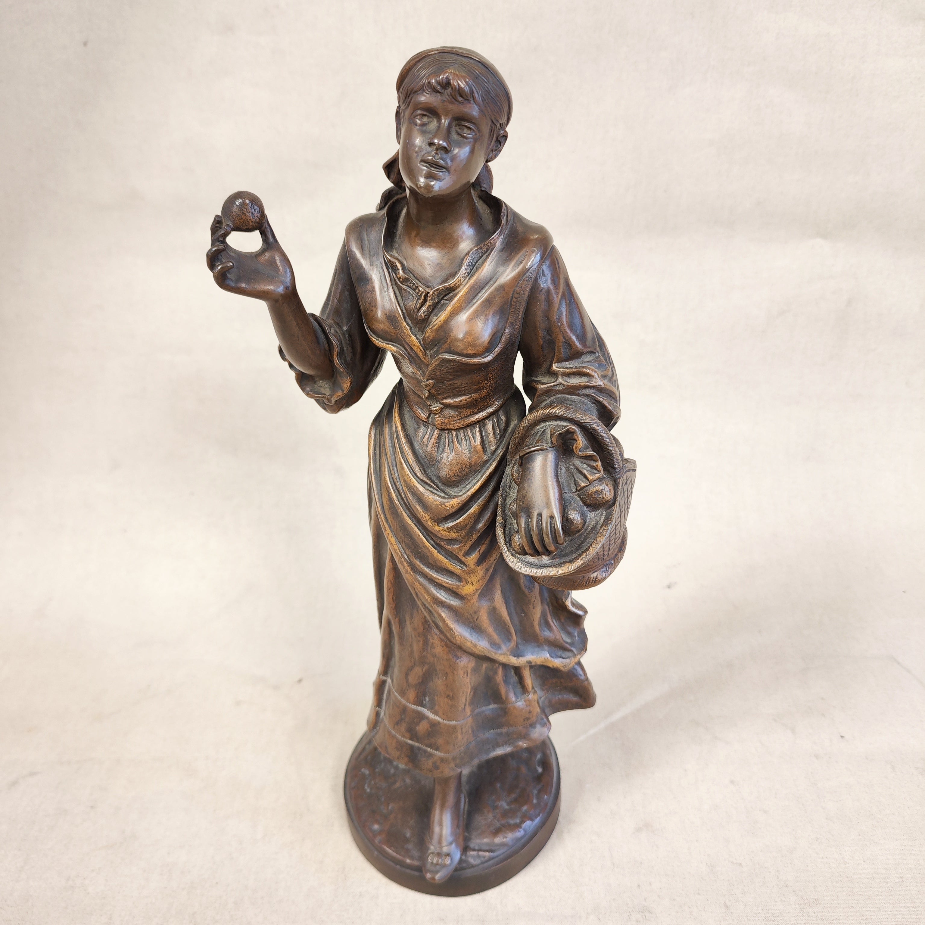 Escultura bronce de una campensina firmada E. Drouot. Francia SXIX