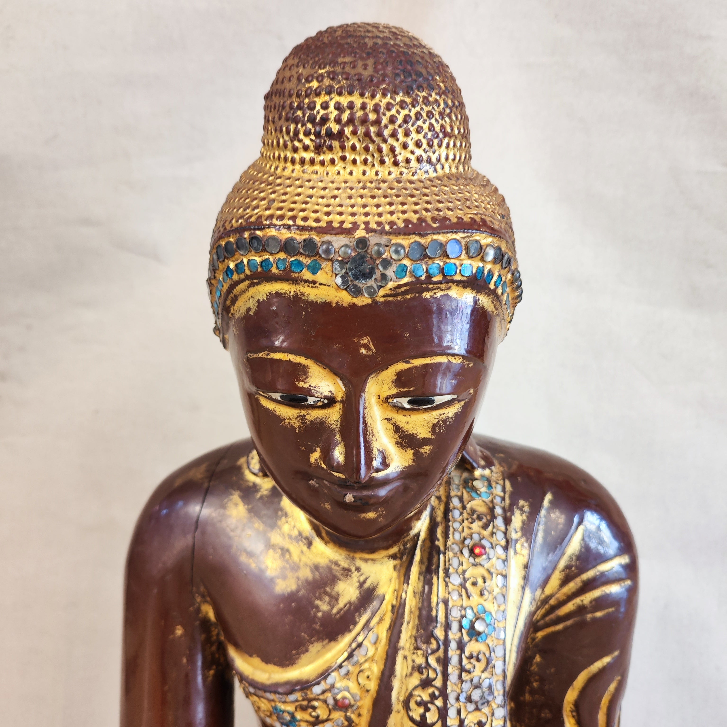 Buda vietnamita de madera policromada SXIX