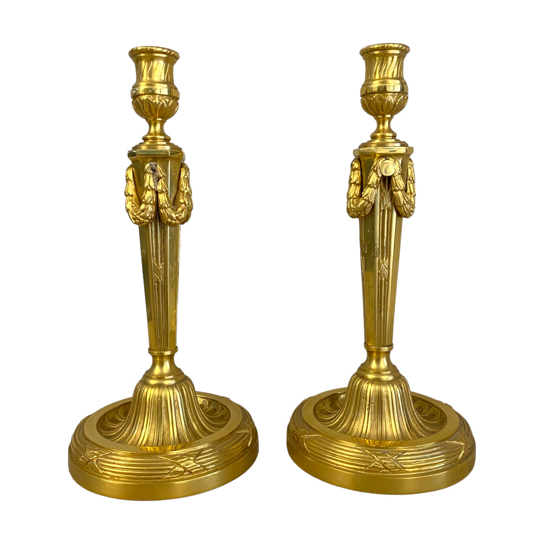 Par de candelabros en bronce estilo Luis XVI. SXIX