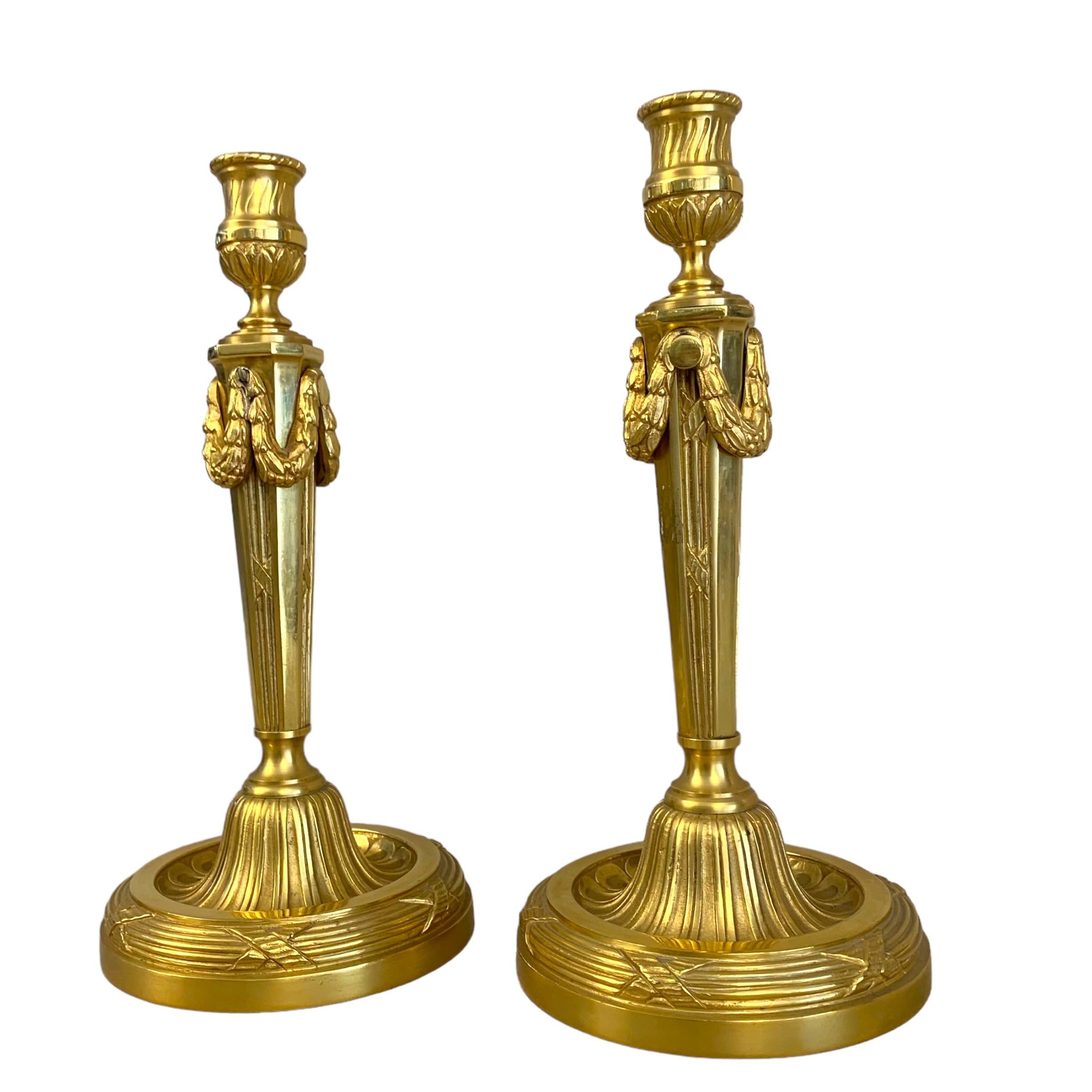 Par de candelabros en bronce estilo Luis XVI. SXIX