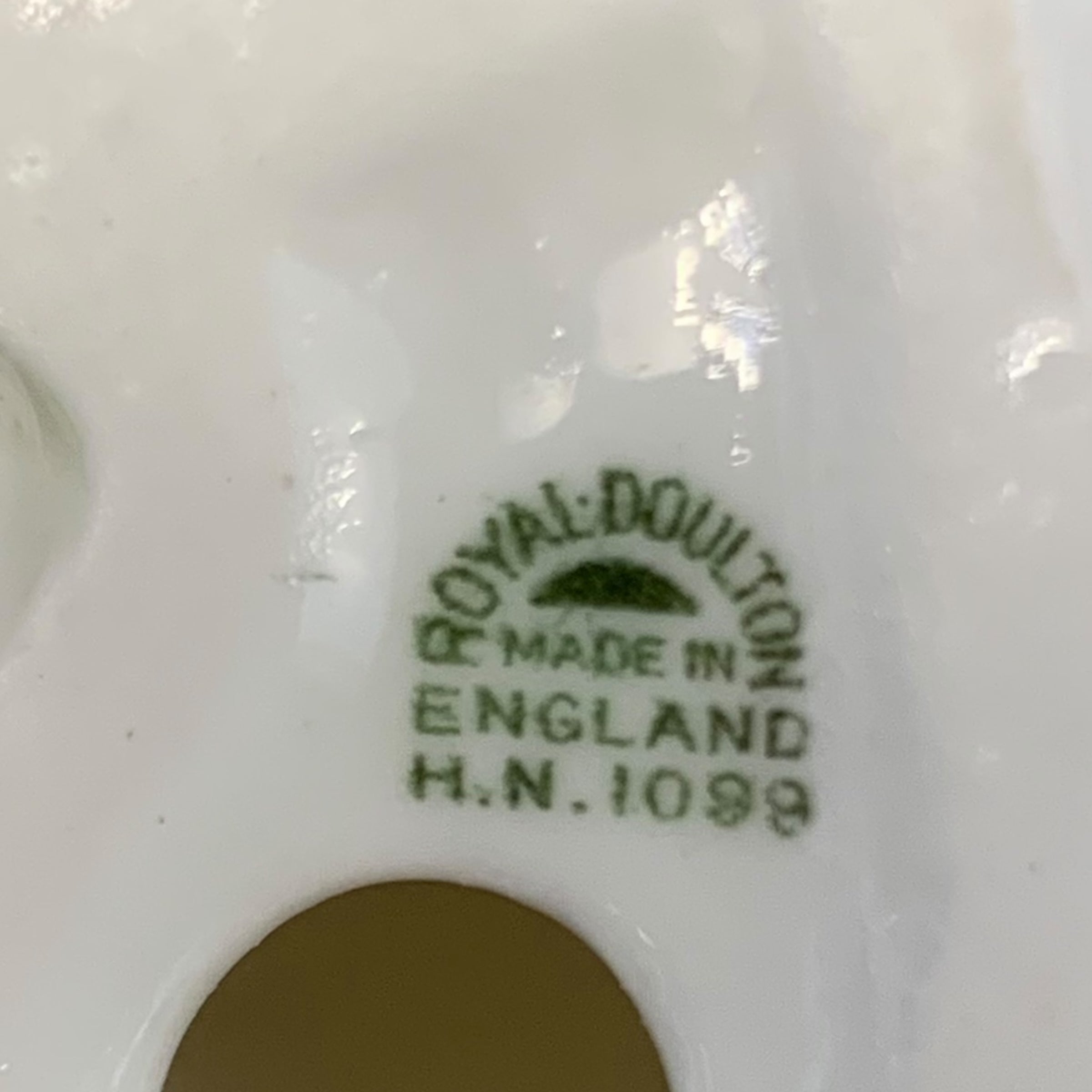 Perro de porcelana inglesa Royal Doulton. SXX