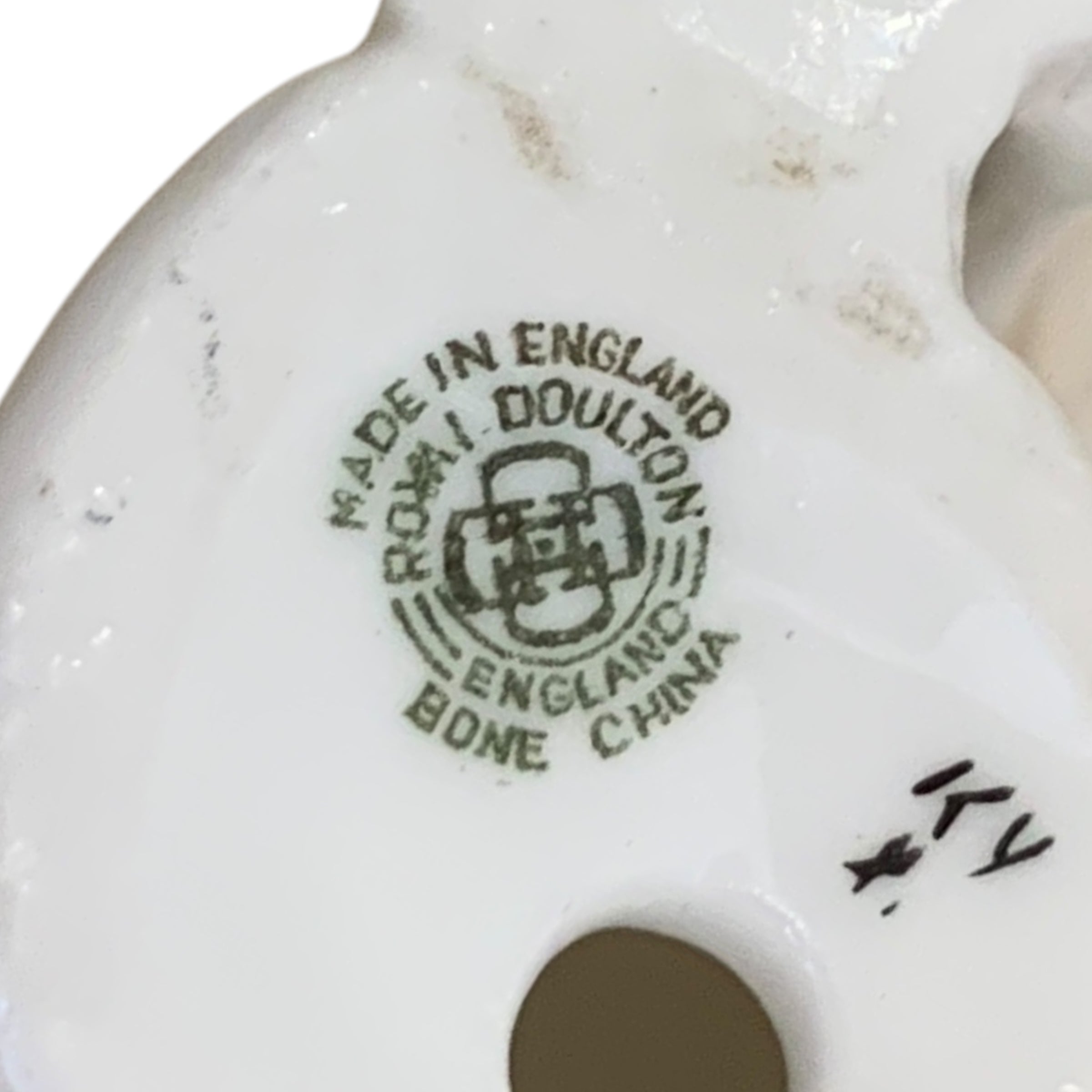 Perro miniatura porcelana inglesa Royal Doulton. SXX