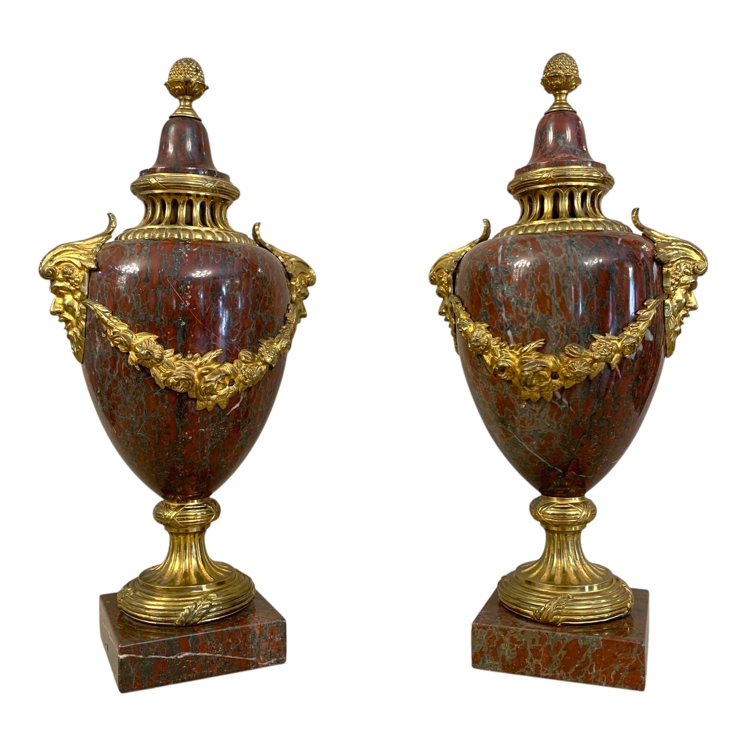 Par de cassolettes mármol burdeo. Francia. Época Napoleón SXIX