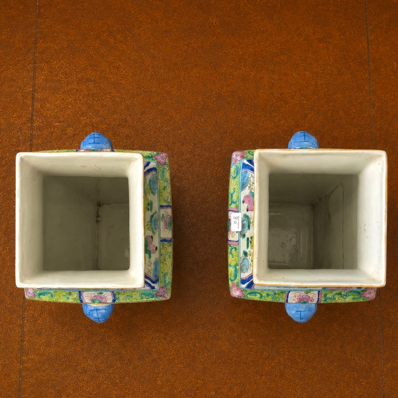 Par de jarrones chino cuadrados en fondo blanco y rosa. China SXIX