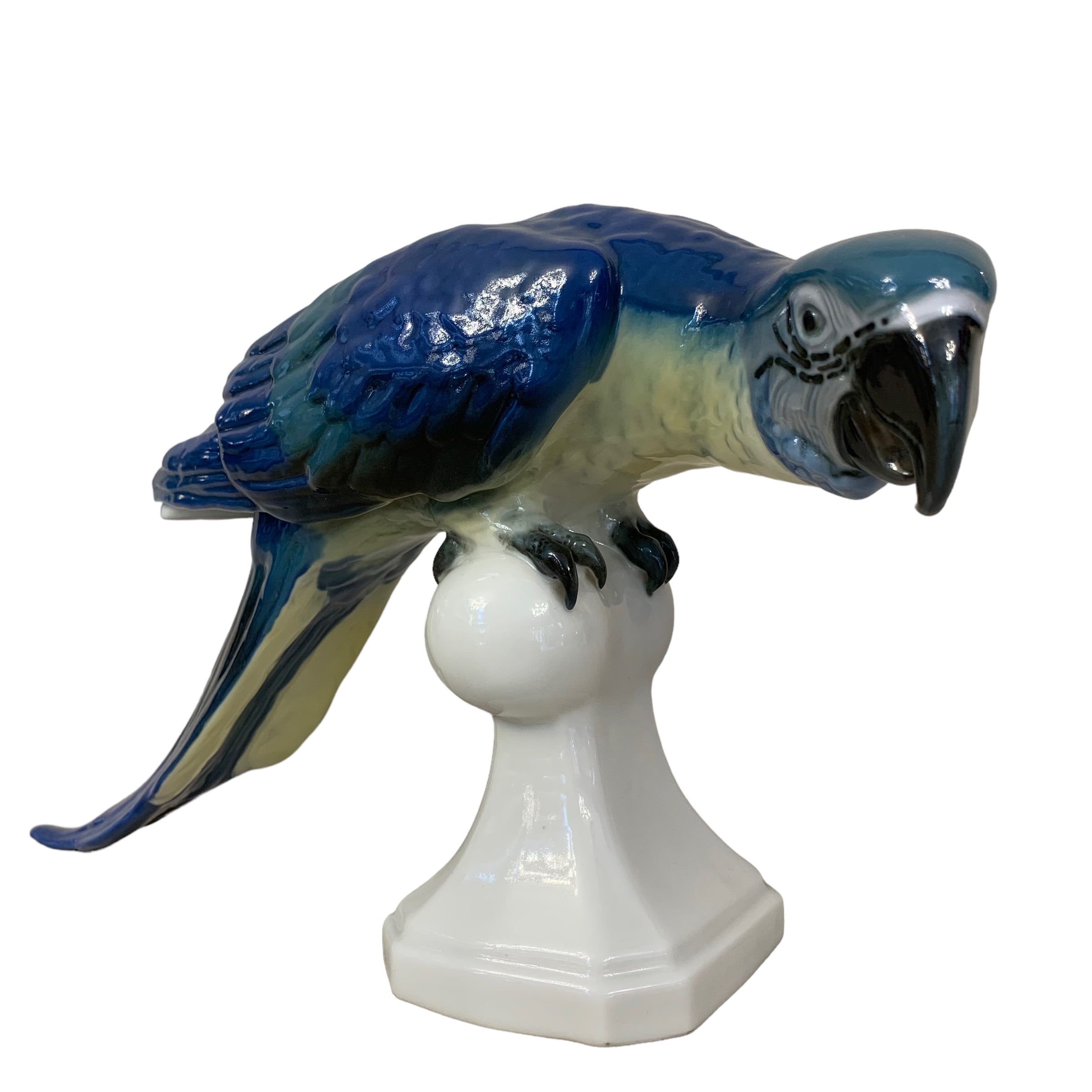 Papagayo de porcelana checa esmaltado. Firma Royal dux. Año 1956
