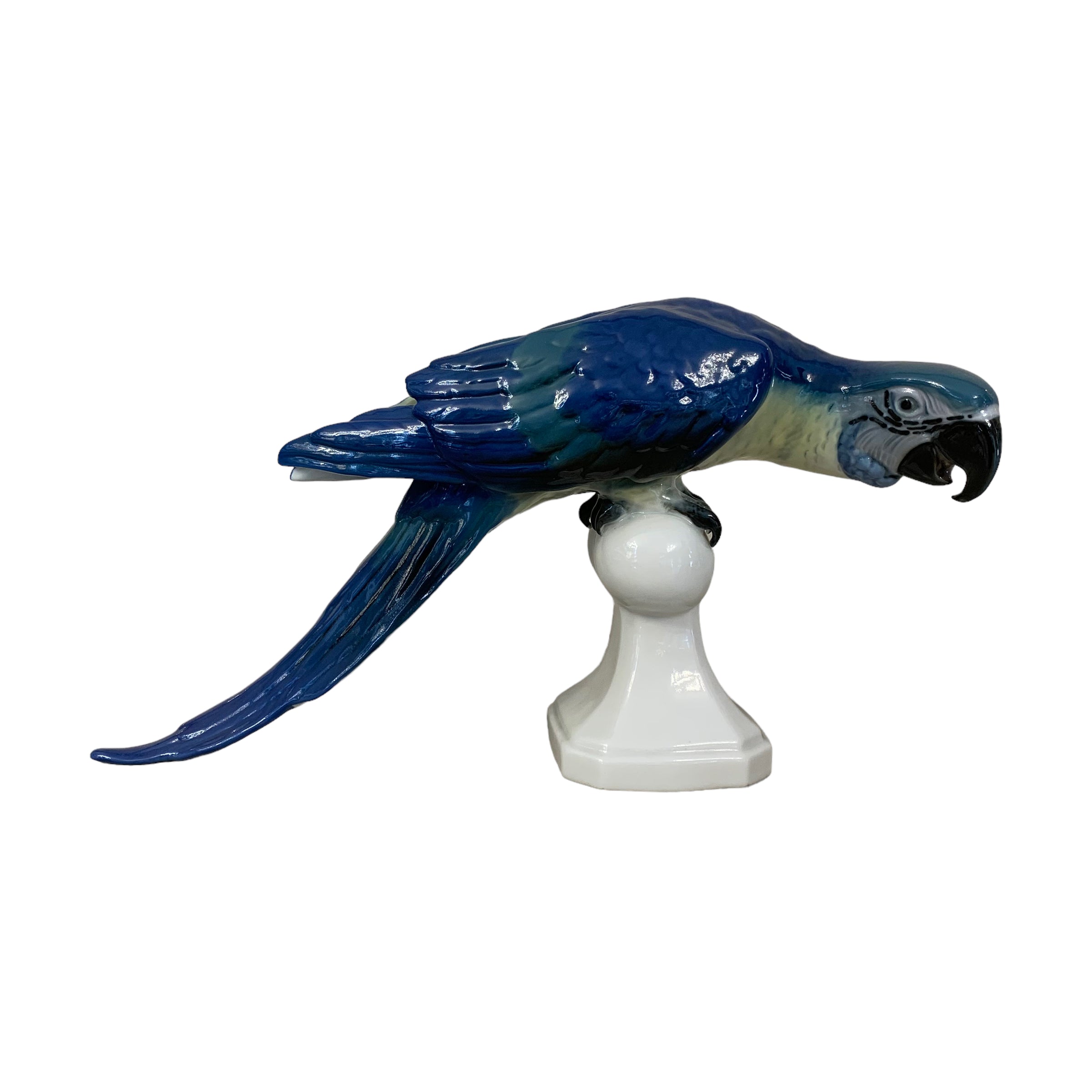 Papagayo de porcelana checa esmaltado. Firma Royal dux. Año 1956