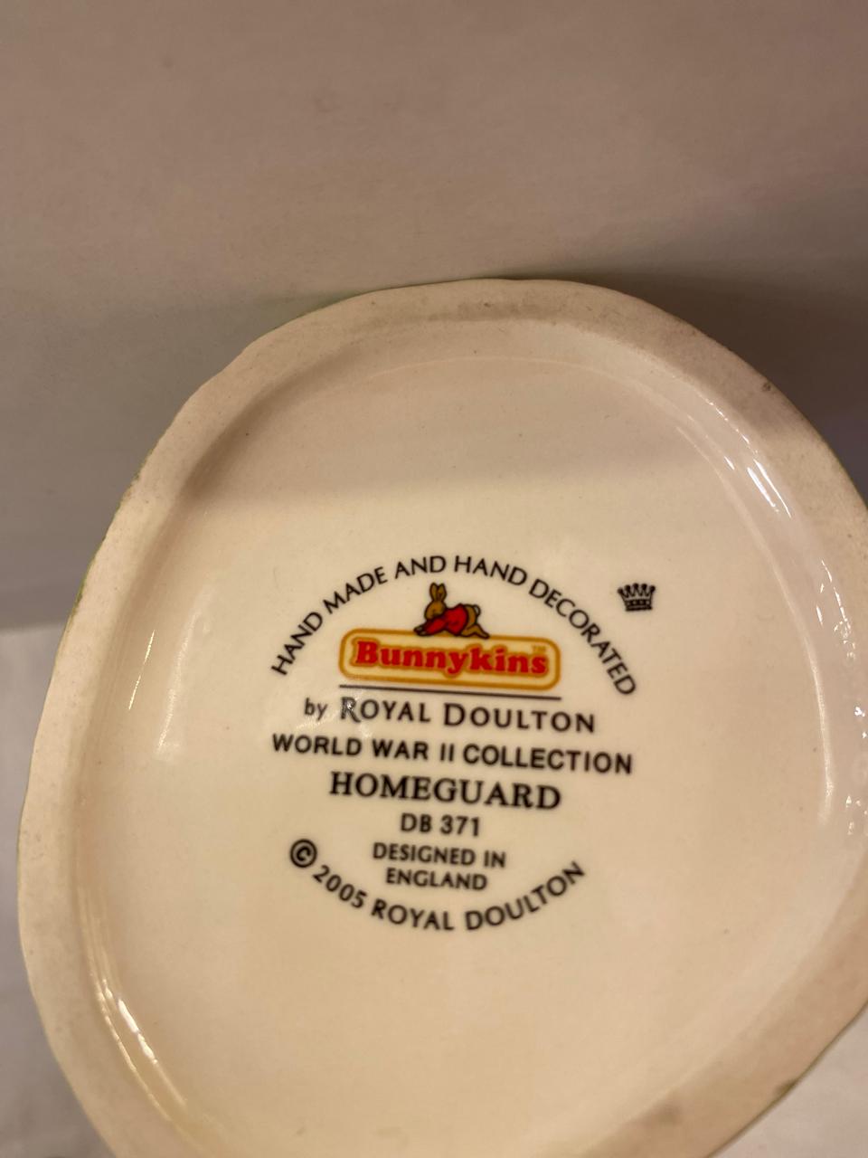 Royal Doulton BunnyKins "Home Wuard WWII". Año 2005