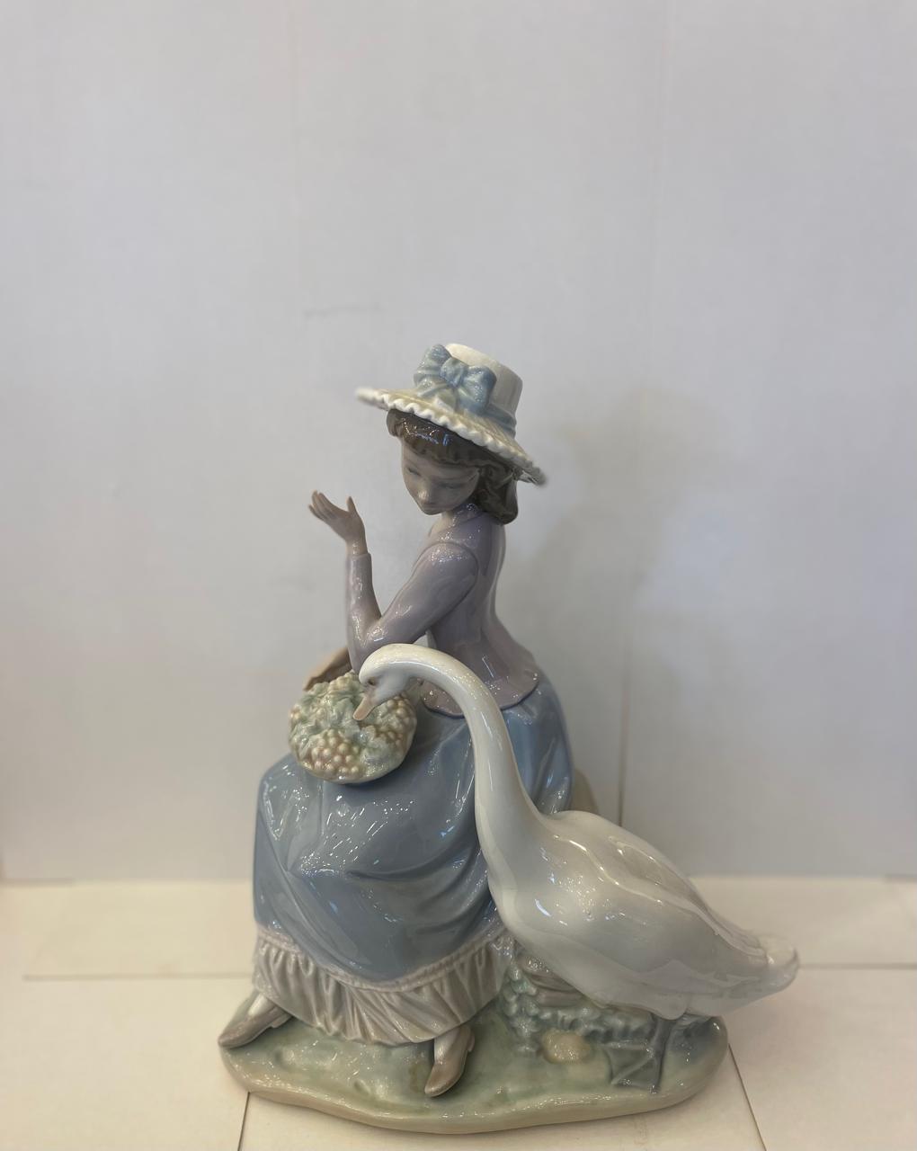 Porcelana española Lladró de mujer con ganso. SXX