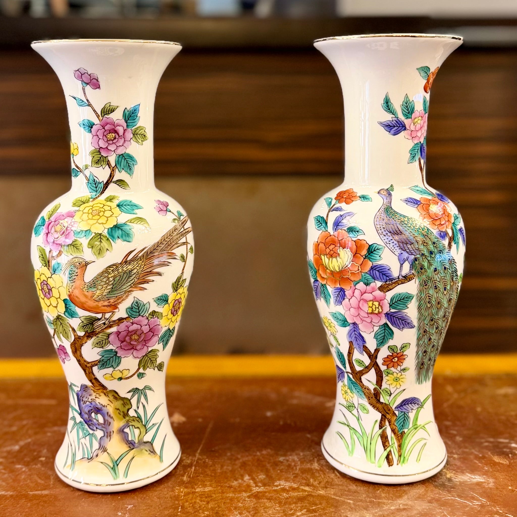 Par de floreros de porcelana japoneses con pavos reales. Japón SXX