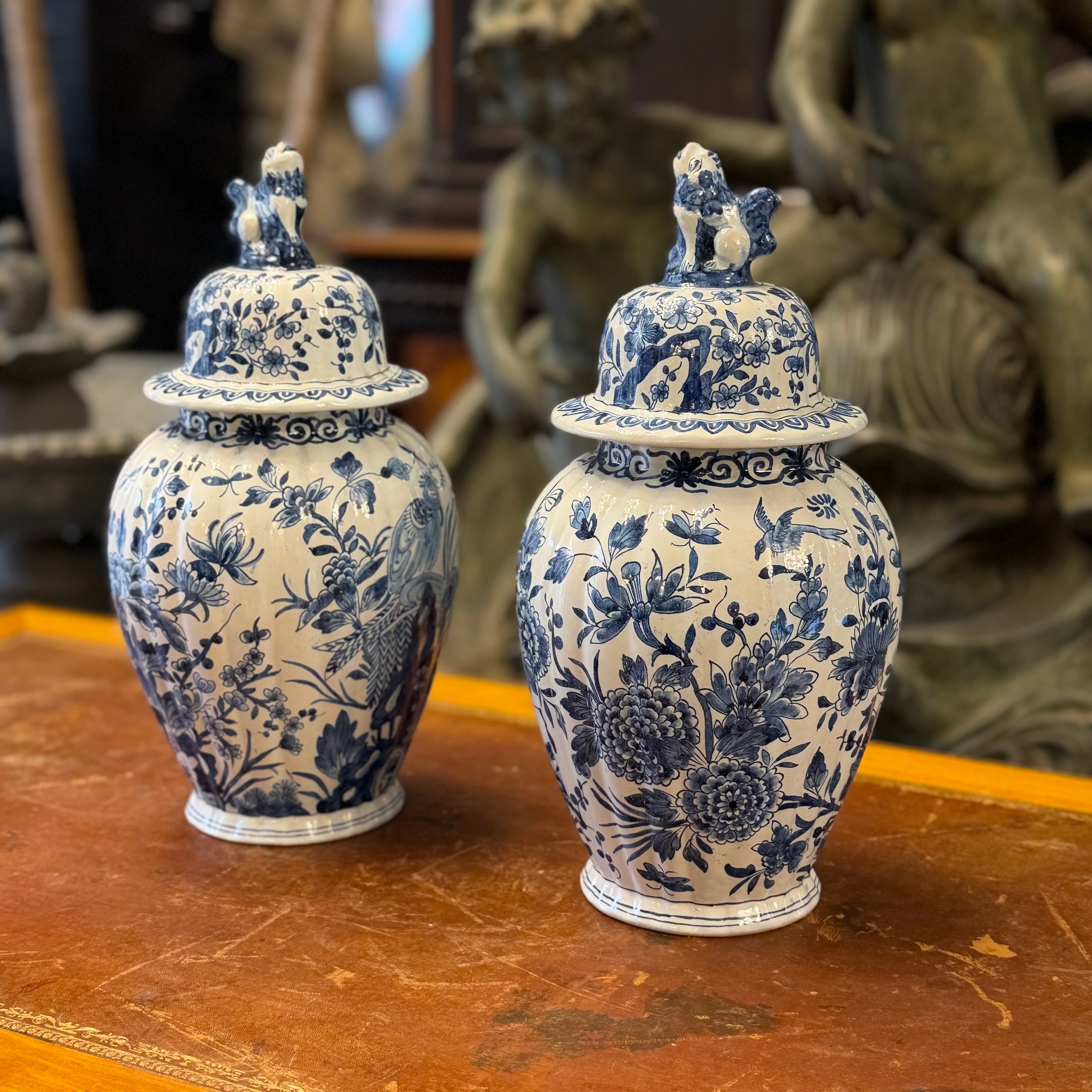 Par de jarrones con tapa Delft Compañia de Indias. Hlanda SXVIII