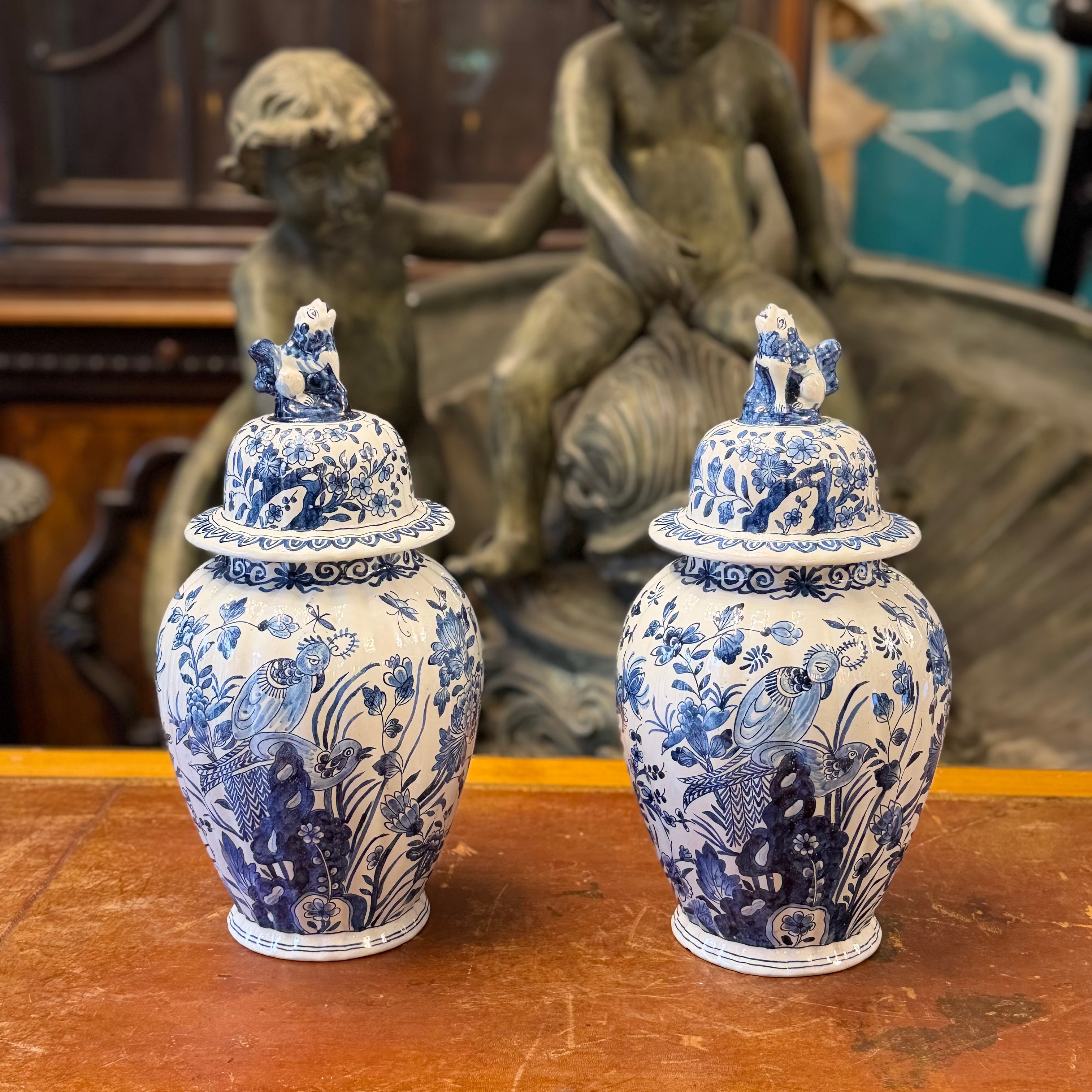 Par de jarrones con tapa Delft Compañia de Indias. Hlanda SXVIII