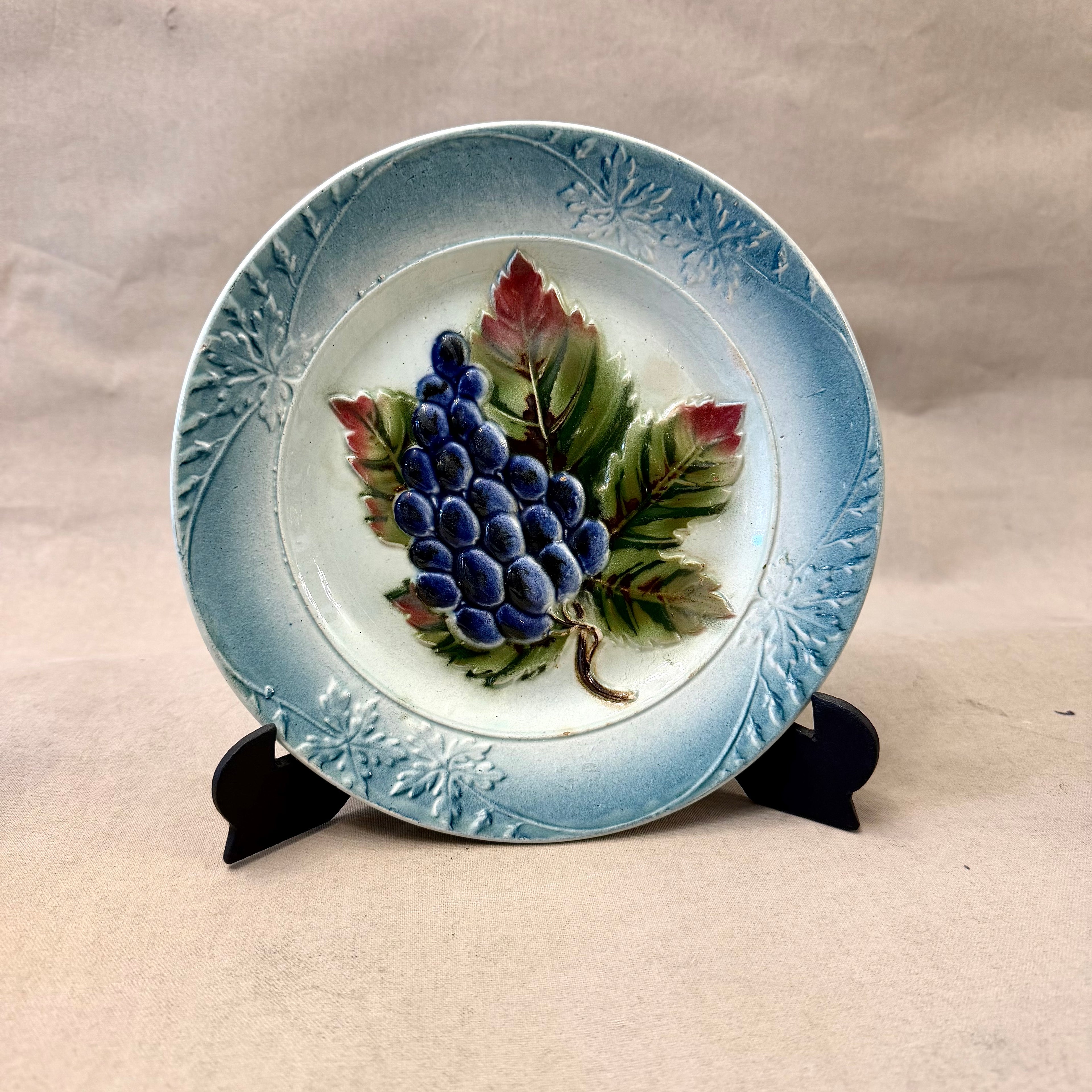 Juego de platos de mayólica con decoración frutal. Francia SXIX