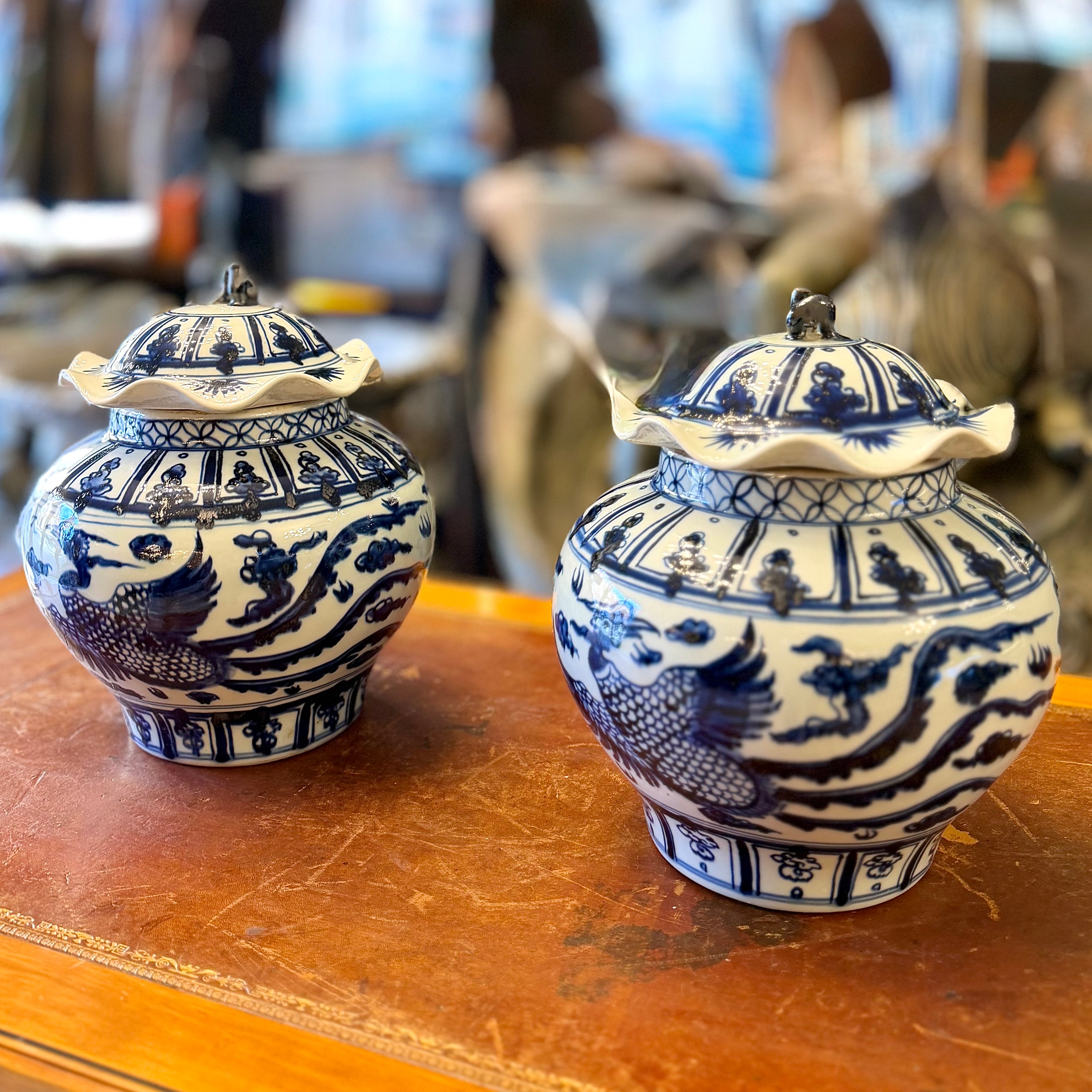 Par de jarrones con tapa blanco y azul. China SXVIII