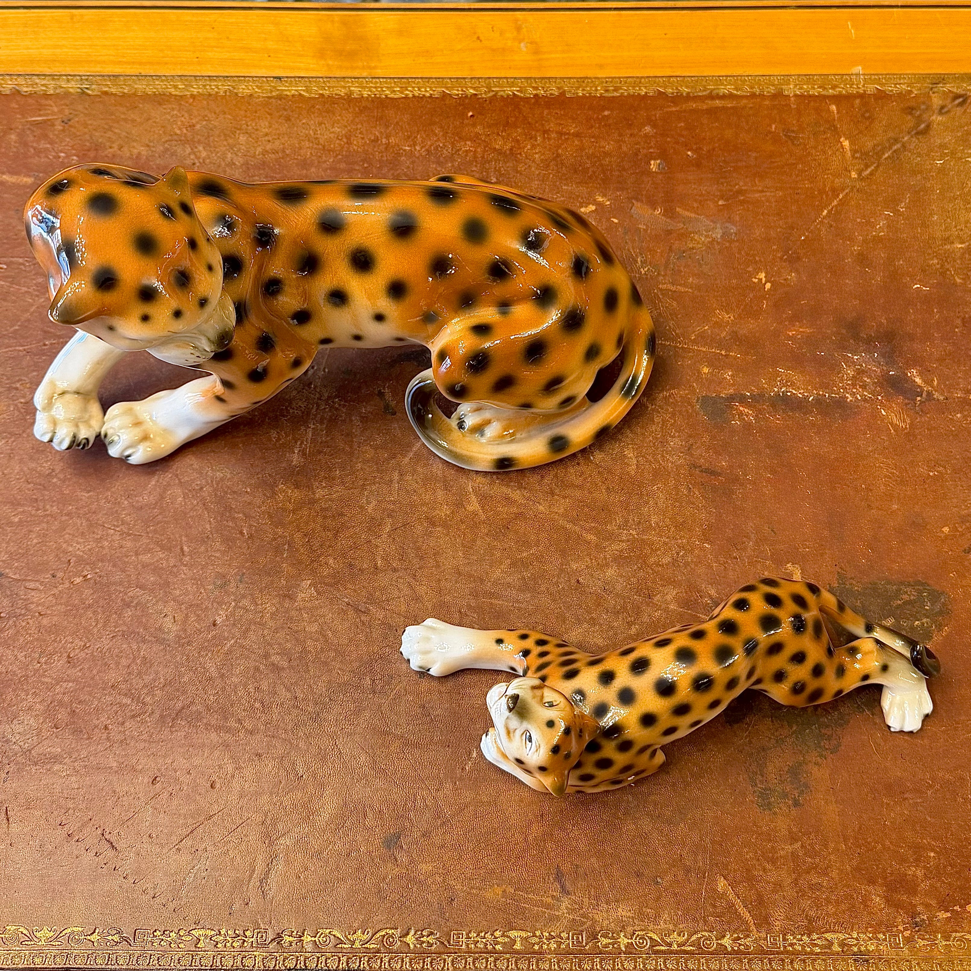 Pareja de guepardos de porcelana Royal Dux. Checoeslovaquia XX