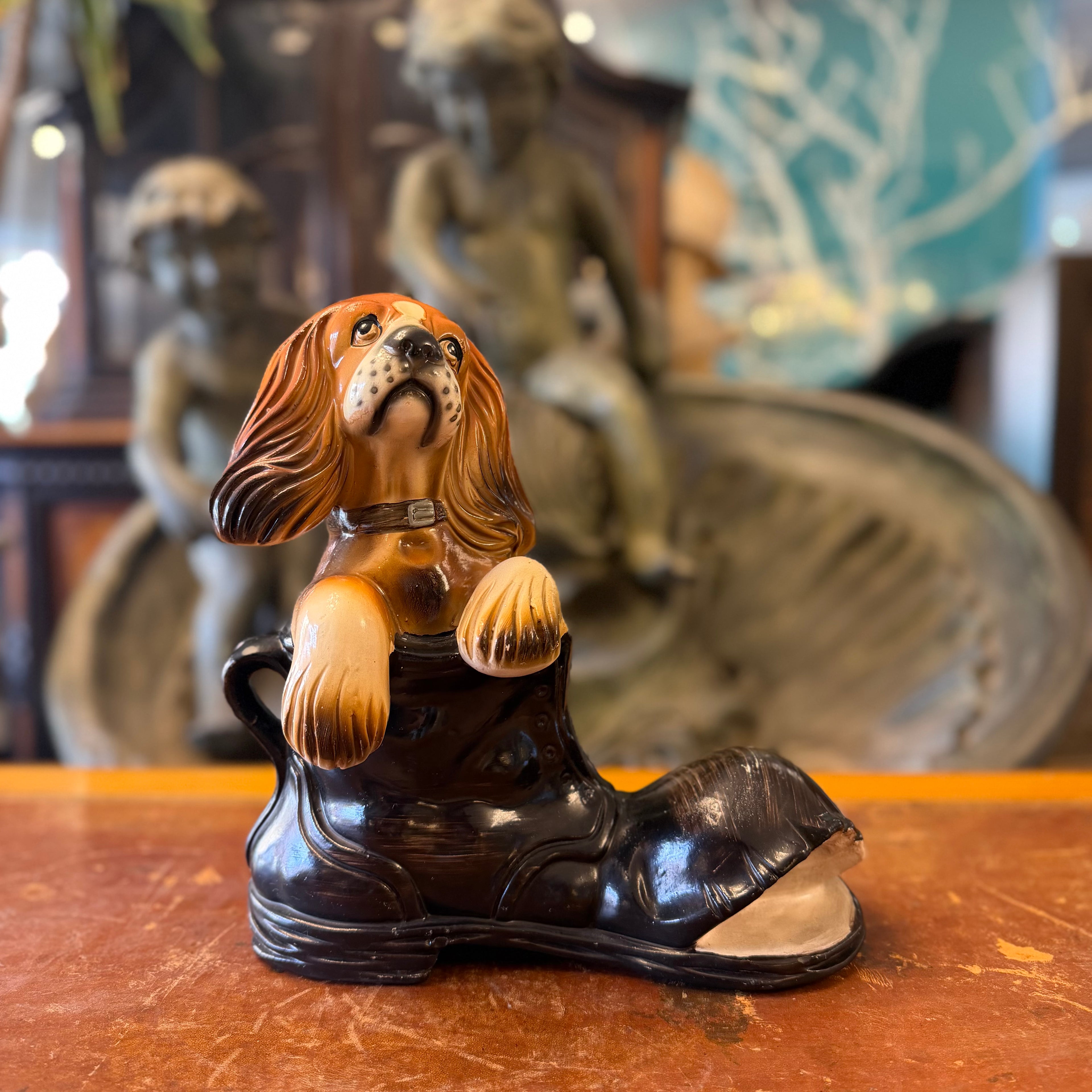 Perro dentro de un bototo en porcelana. Alemania SXX